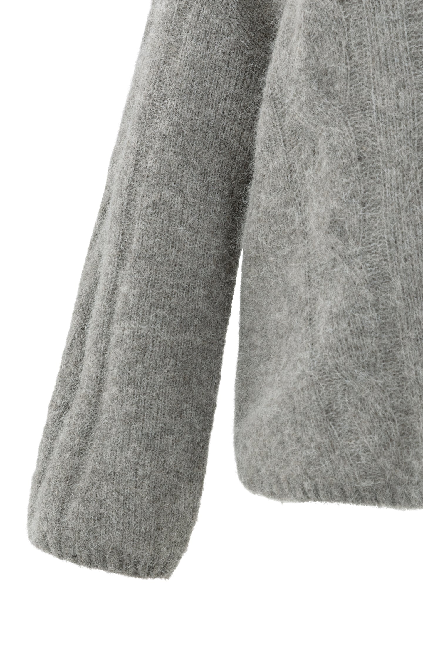 Soft cable knit sweater with round neck and long sleeves