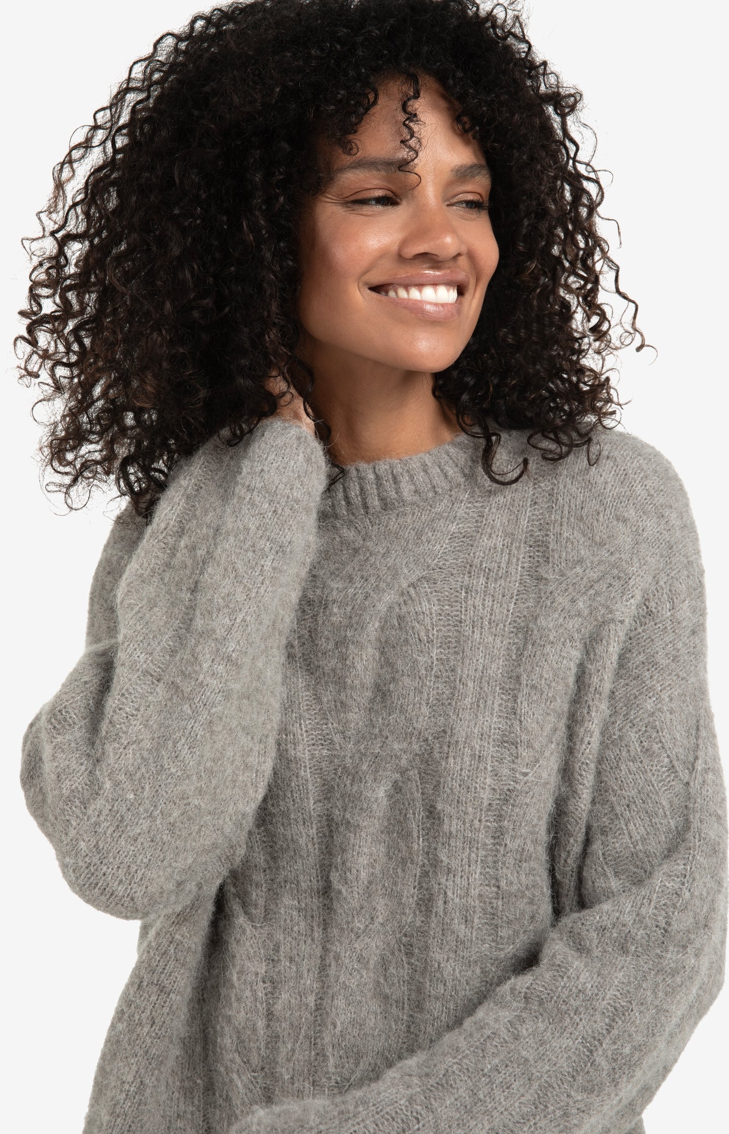 Soft cable knit sweater with round neck and long sleeves