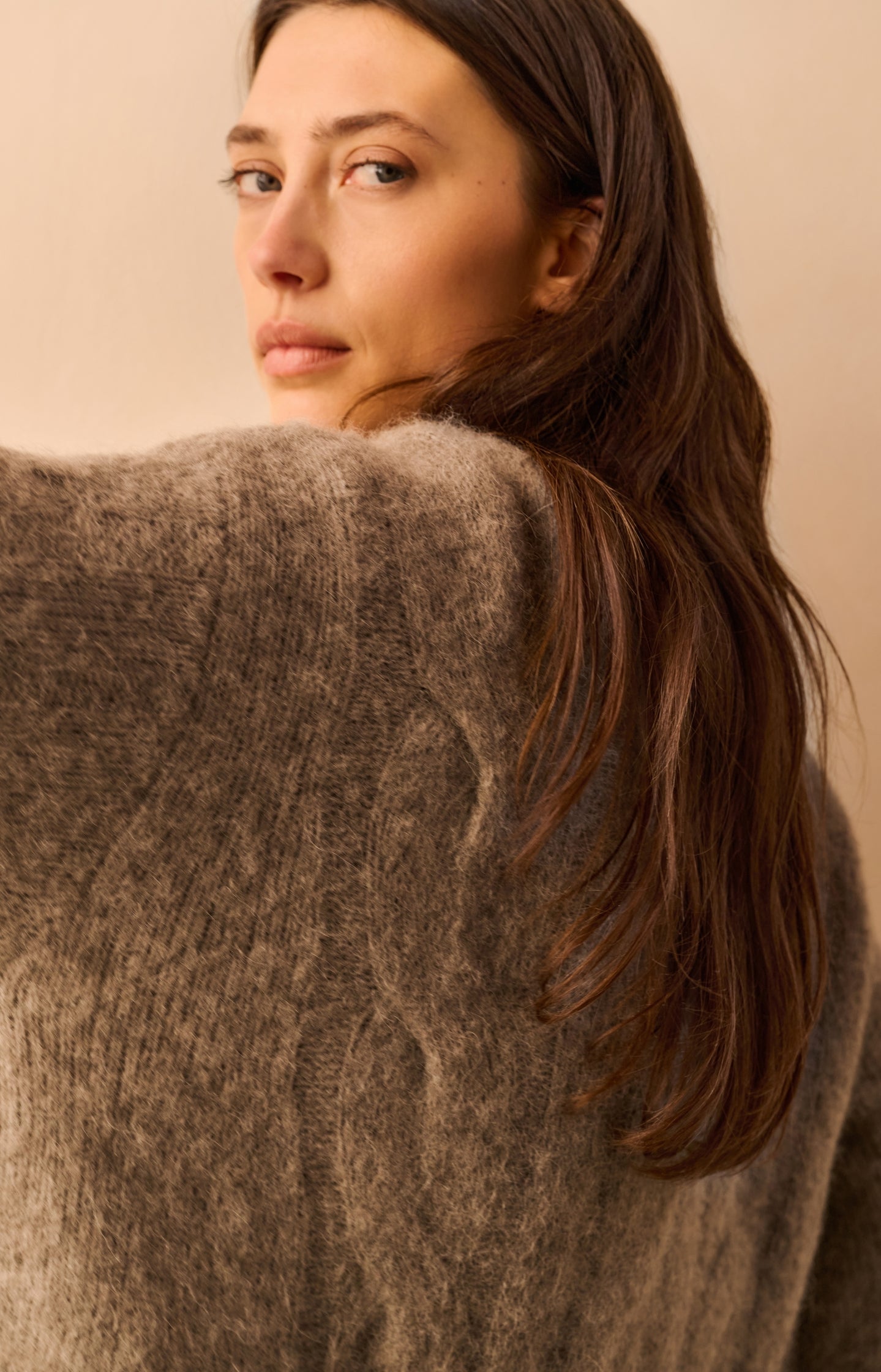 Soft cable knit sweater with round neck and long sleeves