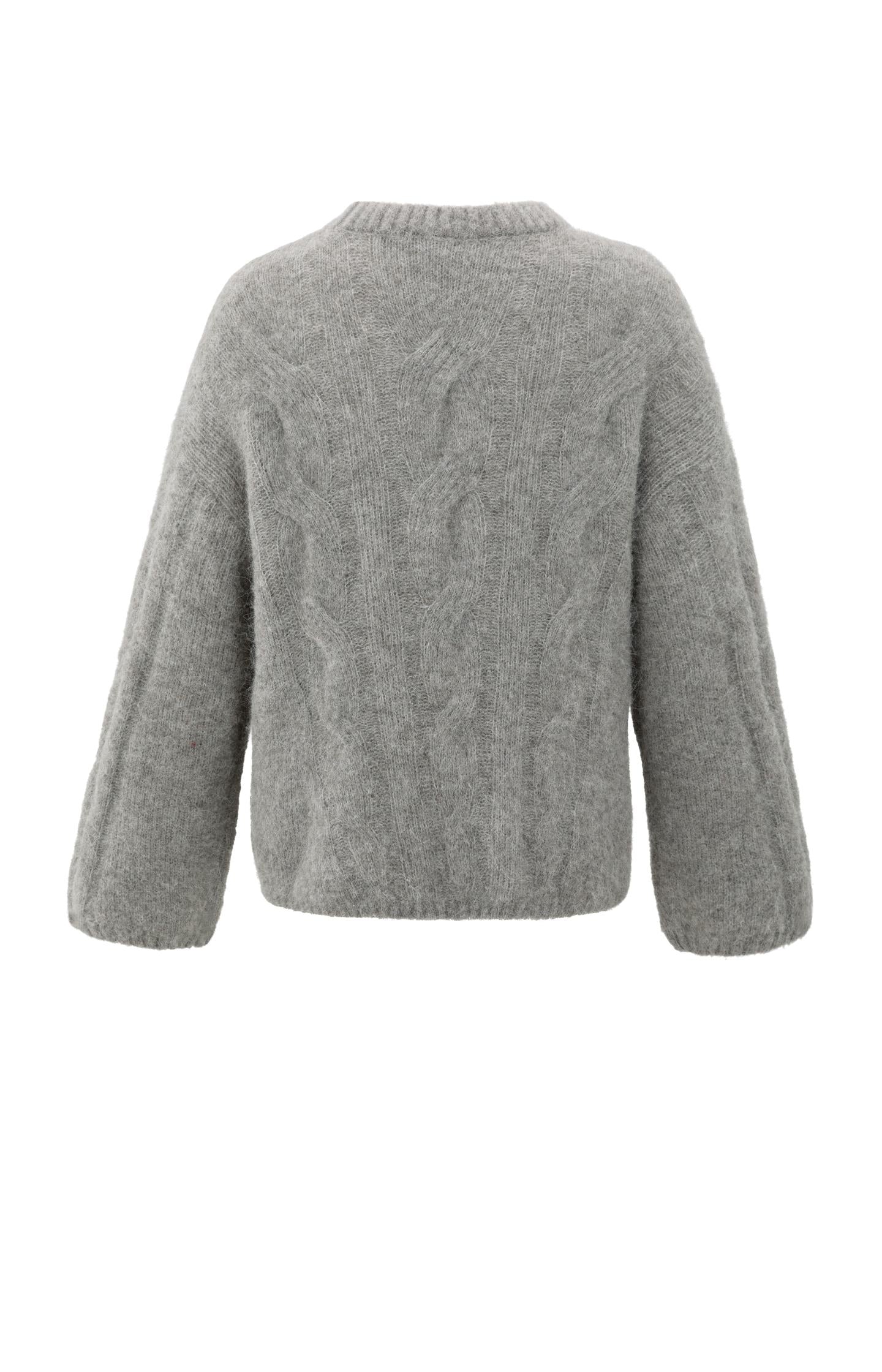 Soft cable knit sweater with round neck and long sleeves