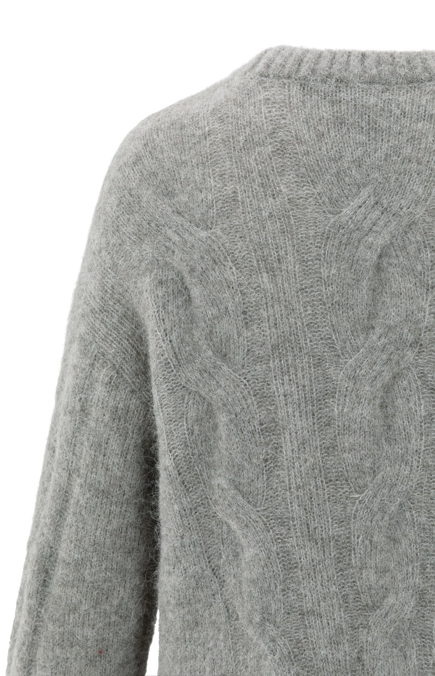 Soft cable knit sweater with round neck and long sleeves