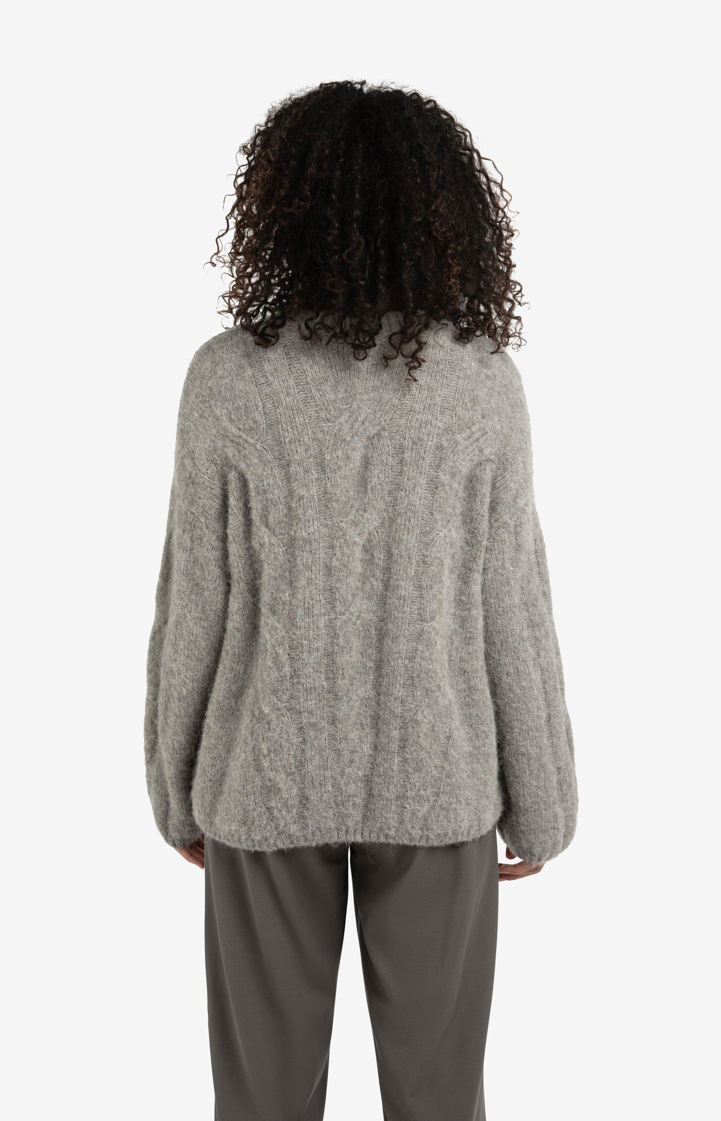 Soft cable knit sweater with round neck and long sleeves