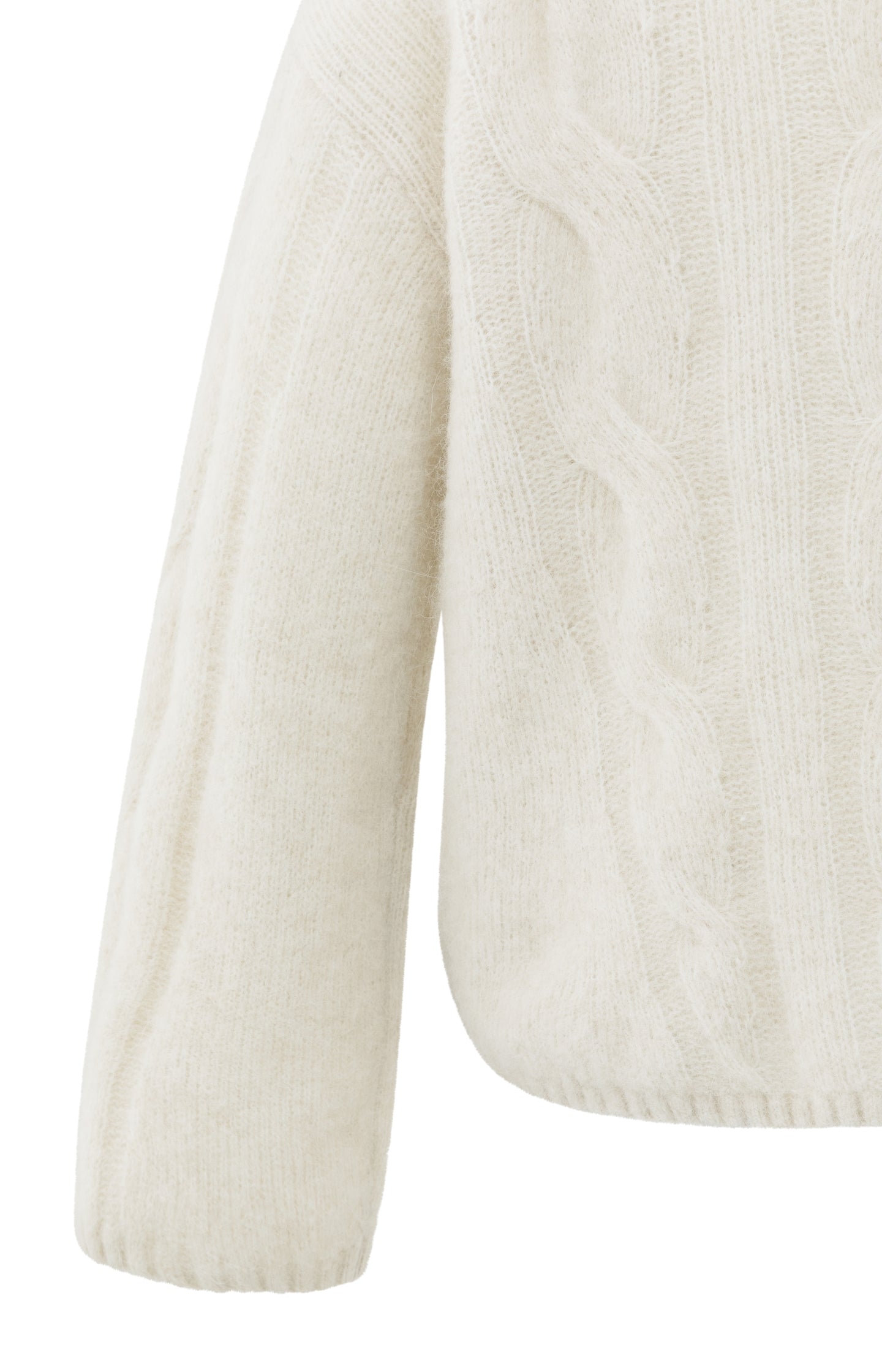 Soft cable knit sweater with round neck and long sleeves