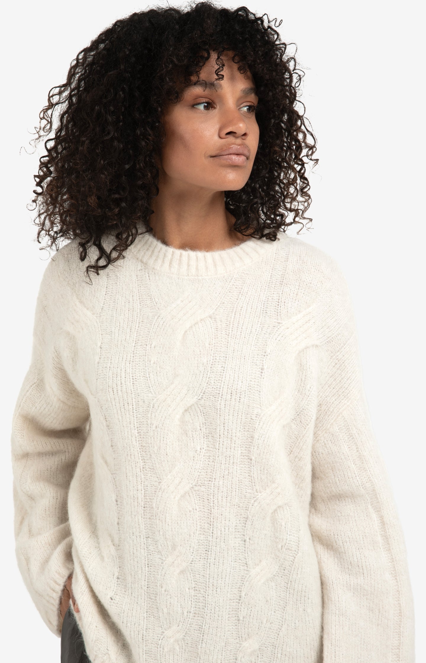 Soft cable knit sweater with round neck and long sleeves