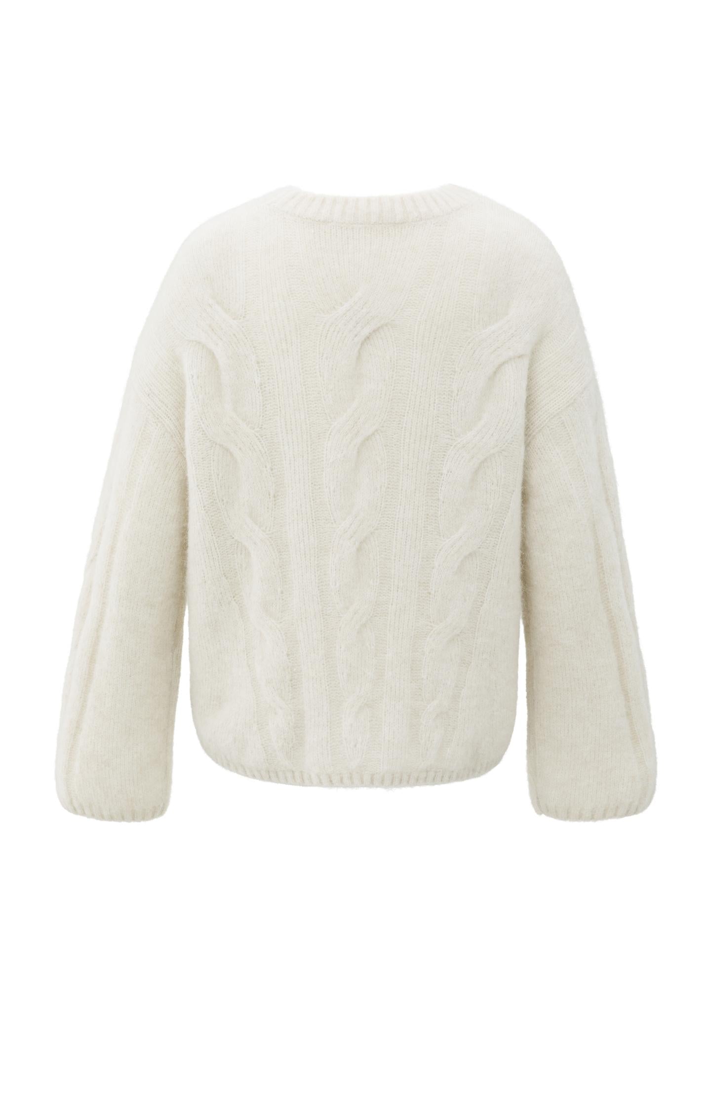 Soft cable knit sweater with round neck and long sleeves