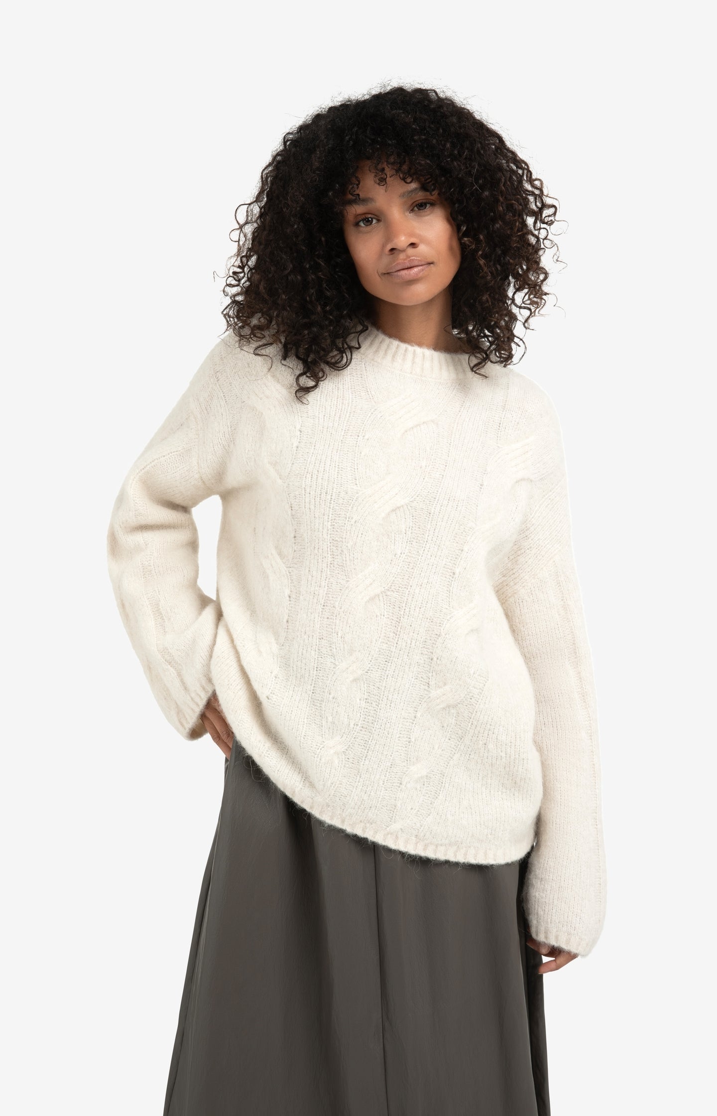 Soft cable knit sweater with round neck and long sleeves