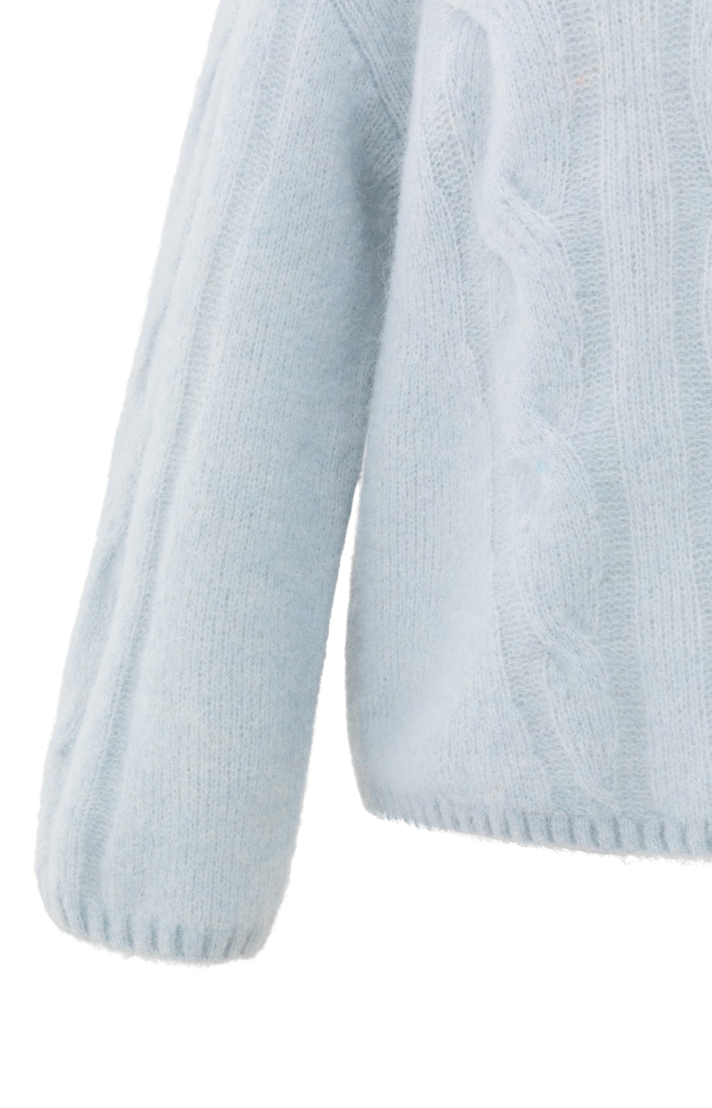 Soft cable knit sweater with round neck and long sleeves