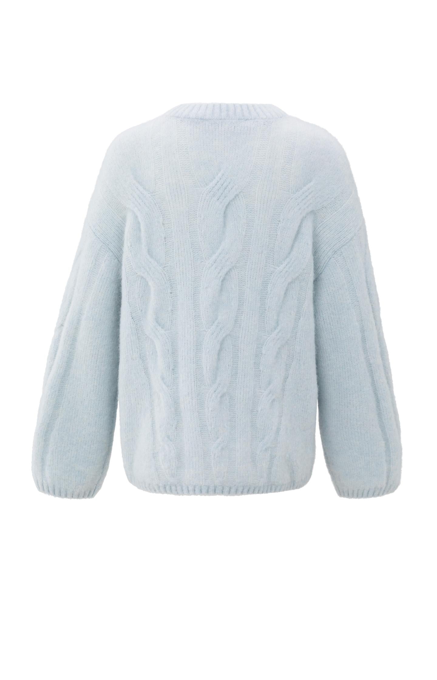 Soft cable knit sweater with round neck and long sleeves