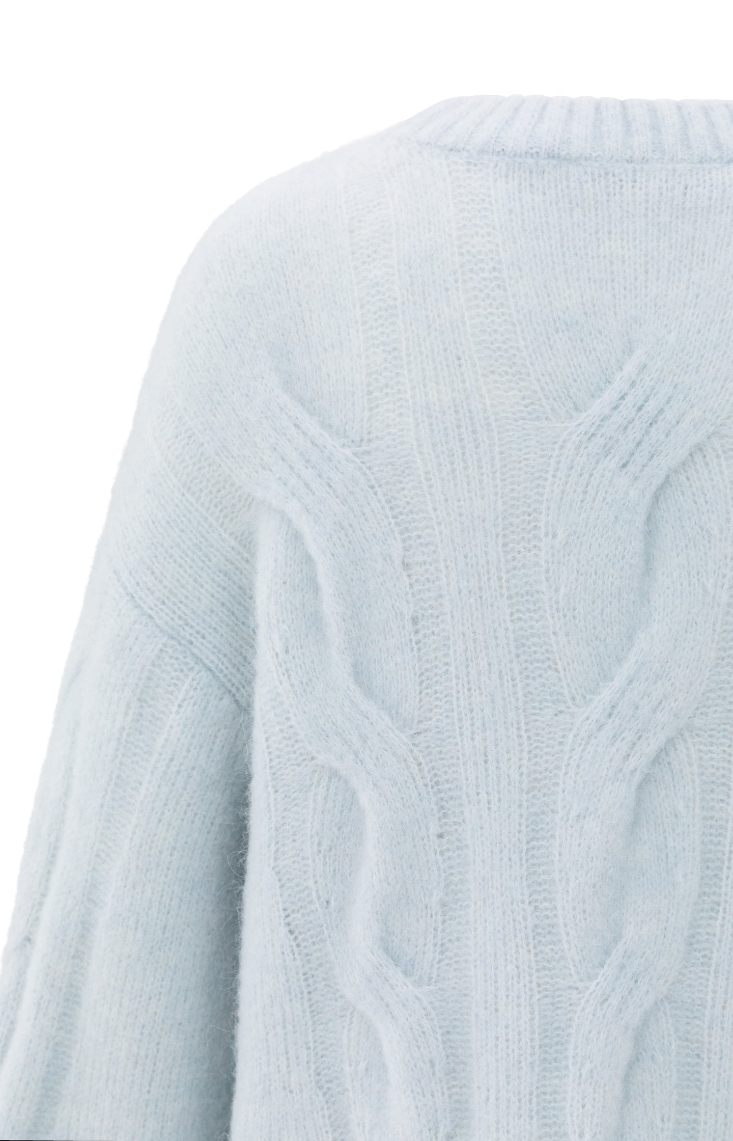 Soft cable knit sweater with round neck and long sleeves