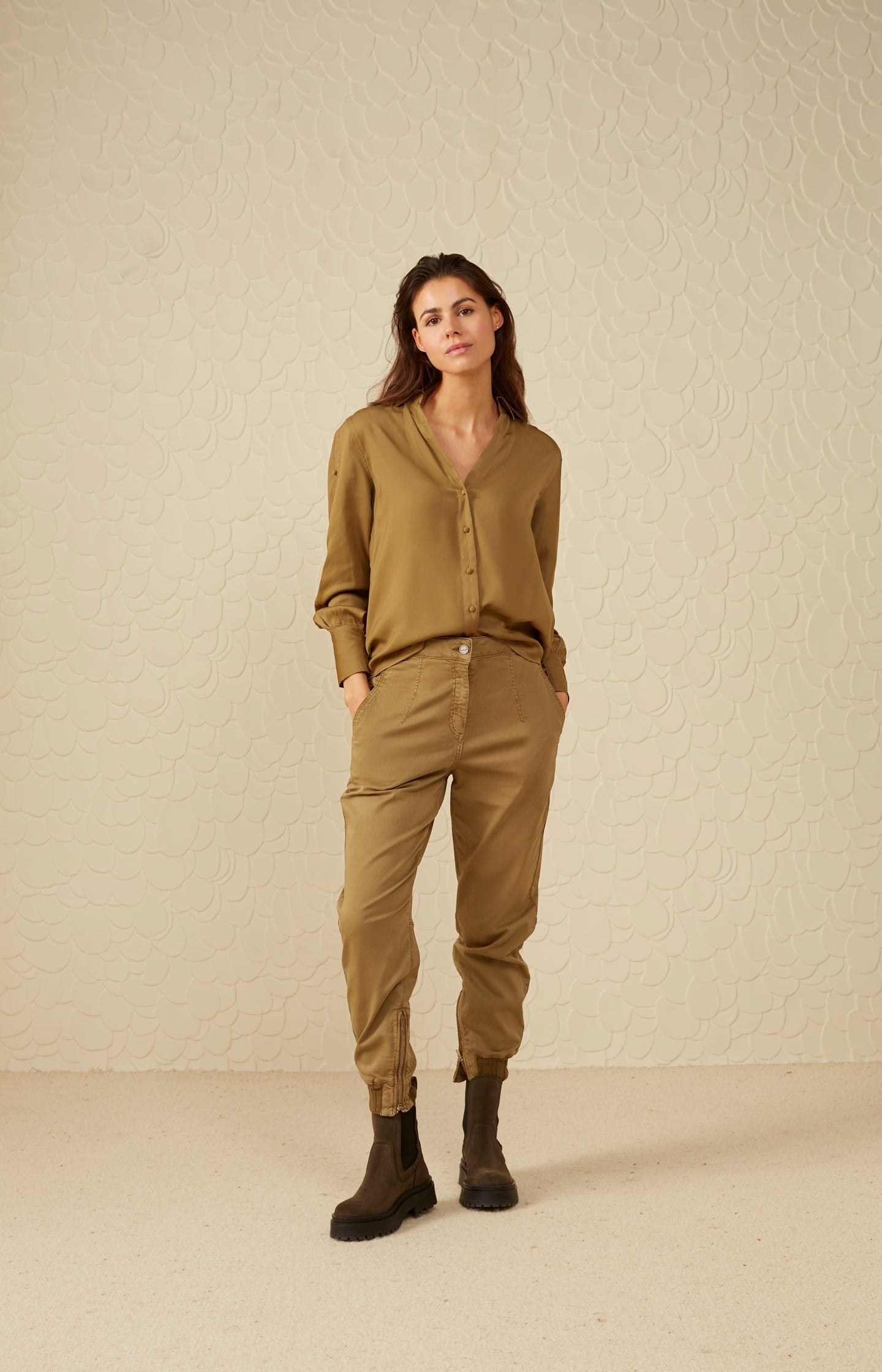 Soft cargo trousers with zip fly and pockets - Type: lookbook