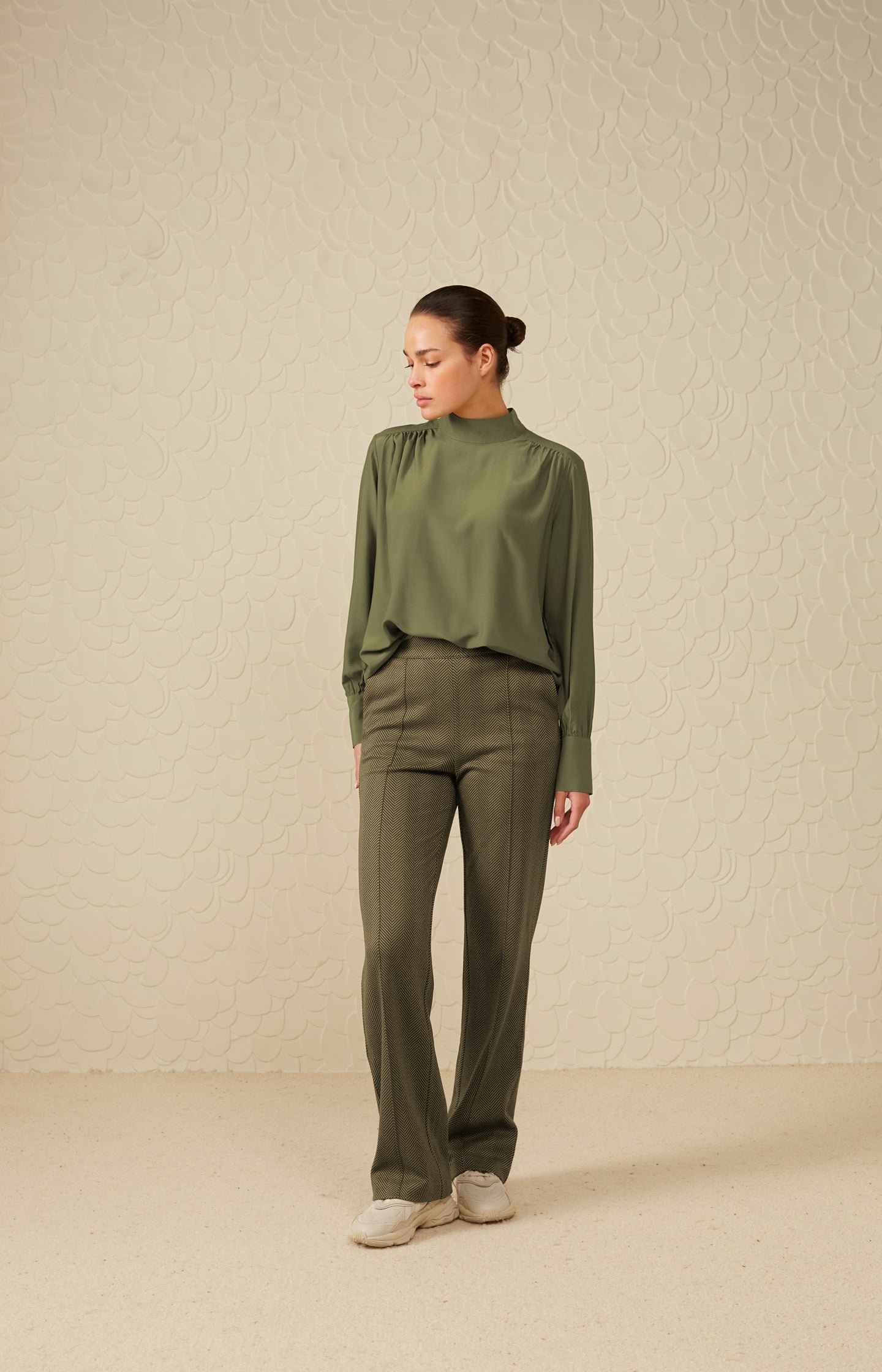 Soft herringbone trousers with pockets and elastic waist