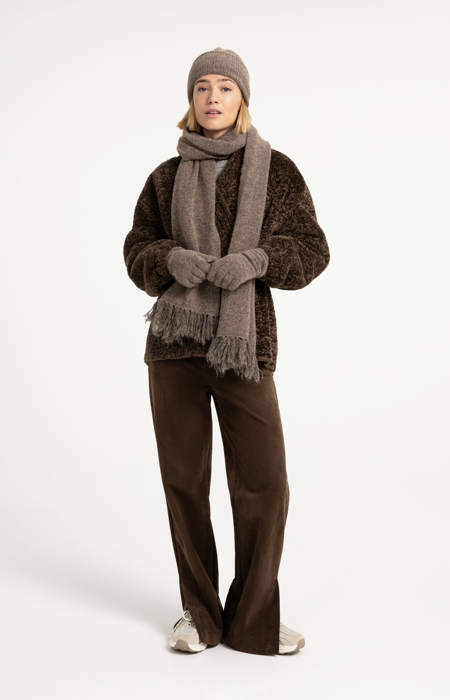 Soft knitted scarf with fringed edges - Type: product