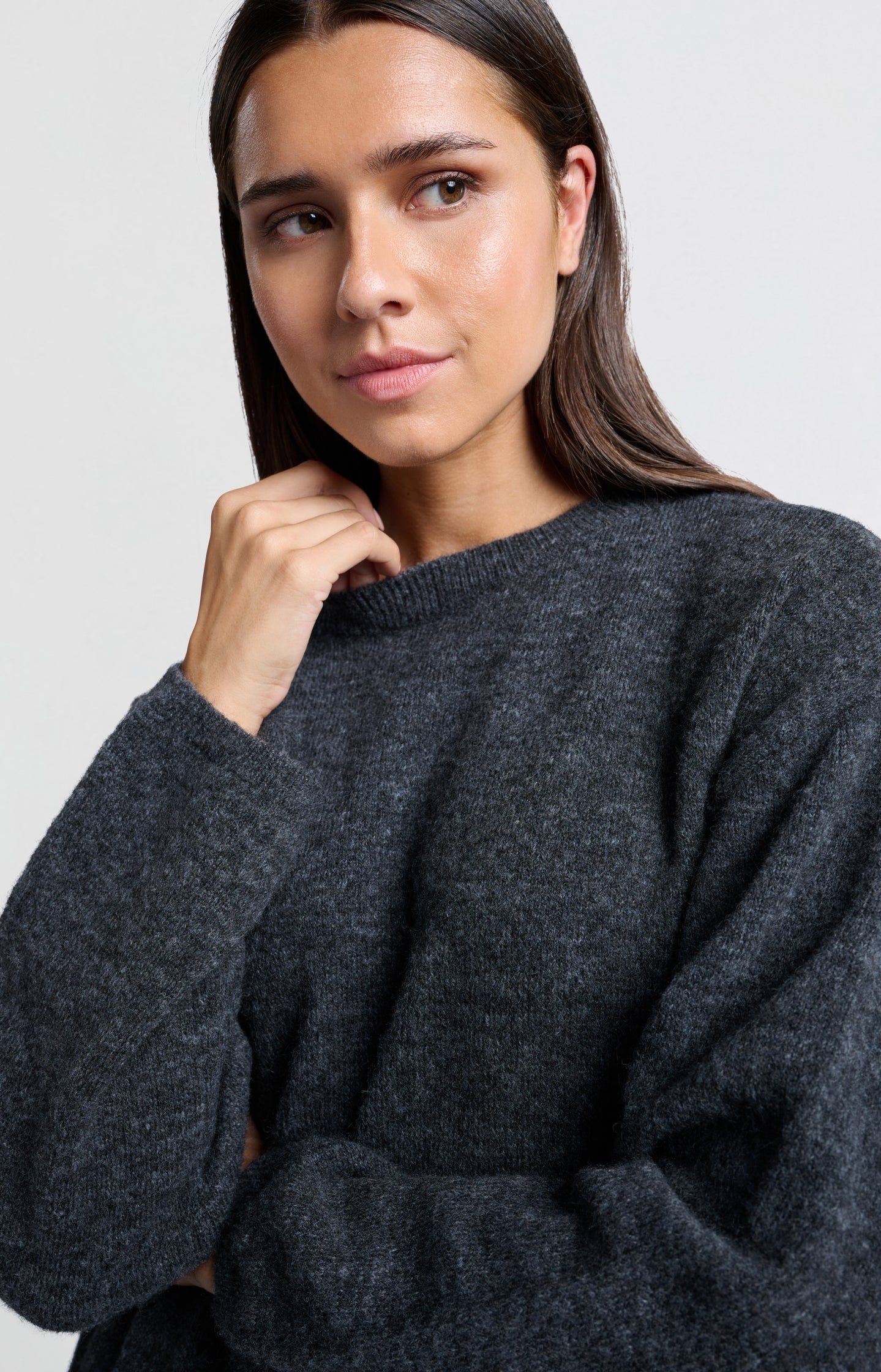 Soft oversized sweater with round neck and long sleeves