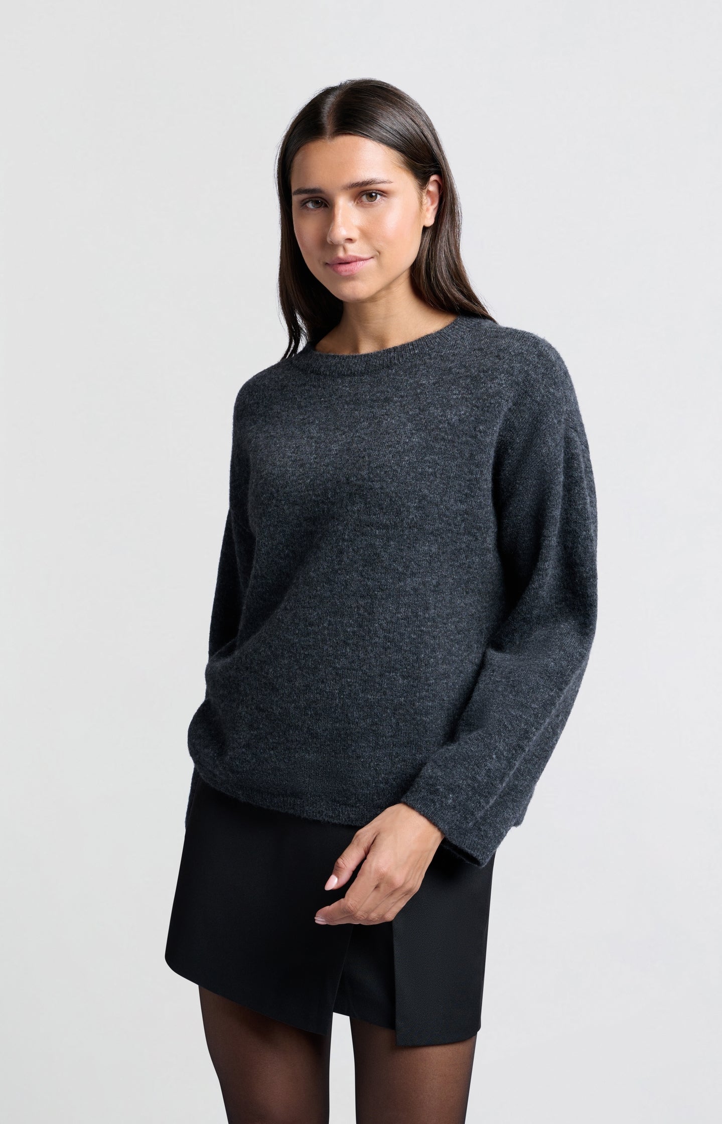 Soft oversized sweater with round neck and long sleeves