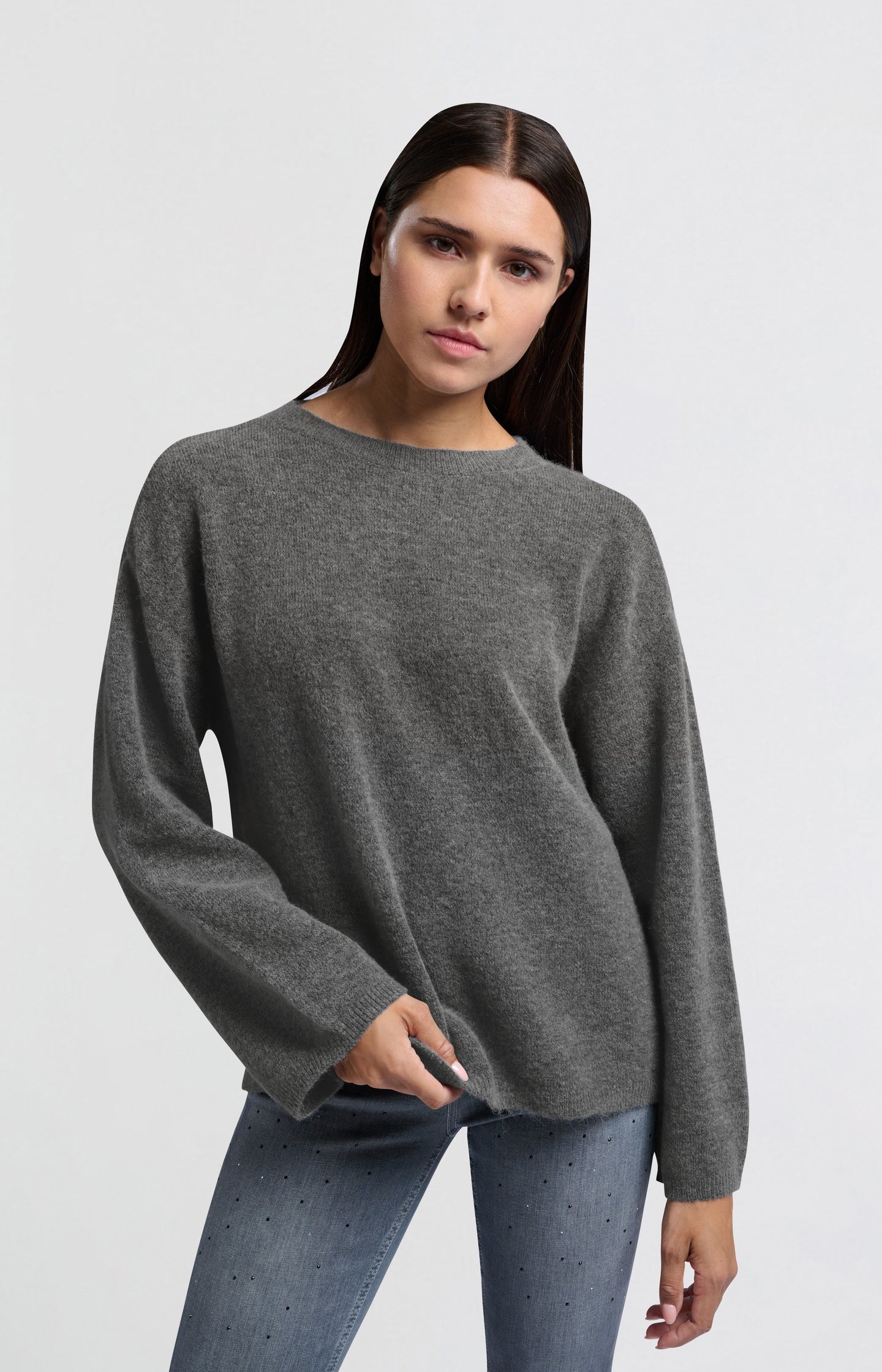 Soft oversized sweater with round neck and long sleeves - Type: lookbook