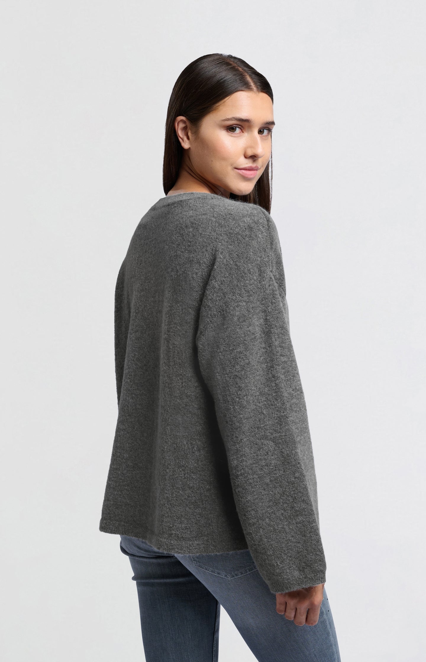 Soft oversized sweater with round neck and long sleeves