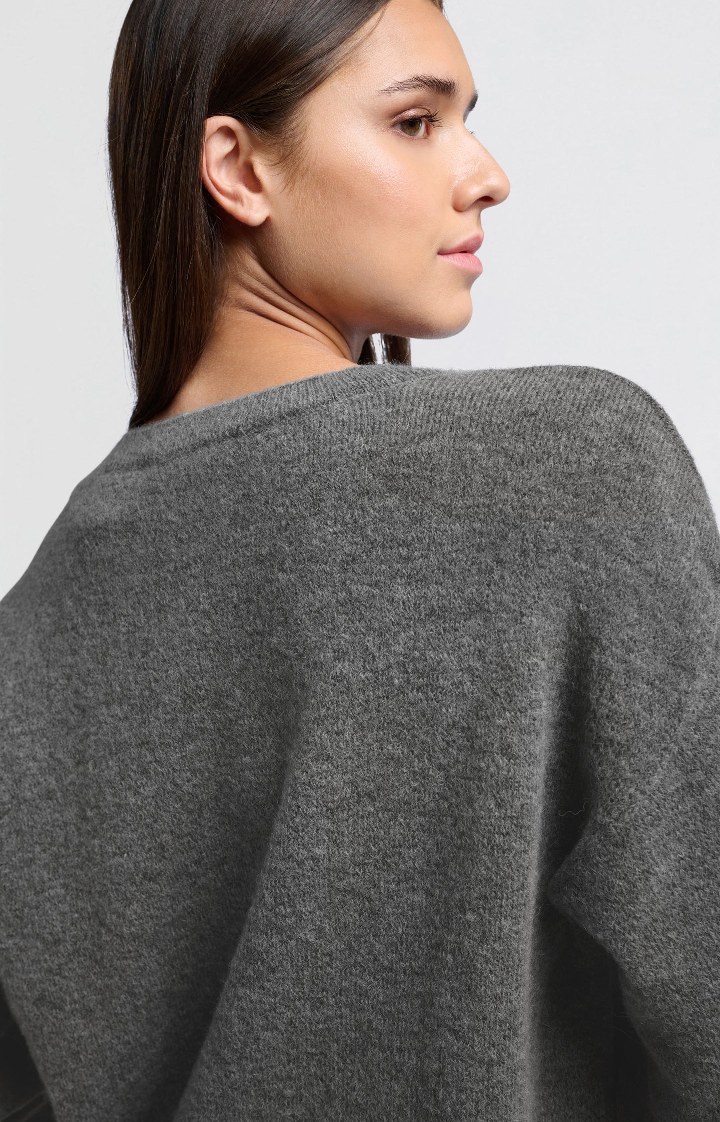 Soft oversized sweater with round neck and long sleeves