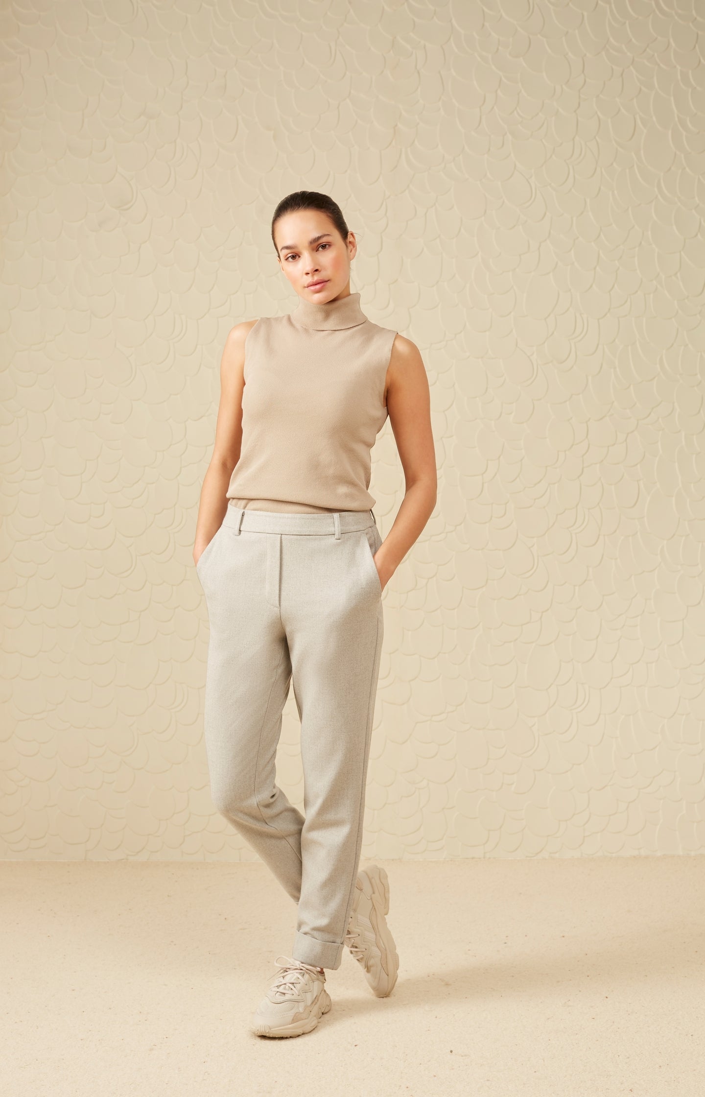 Soft pantalon with straight leg, pockets and elastic waist - Type: lookbook