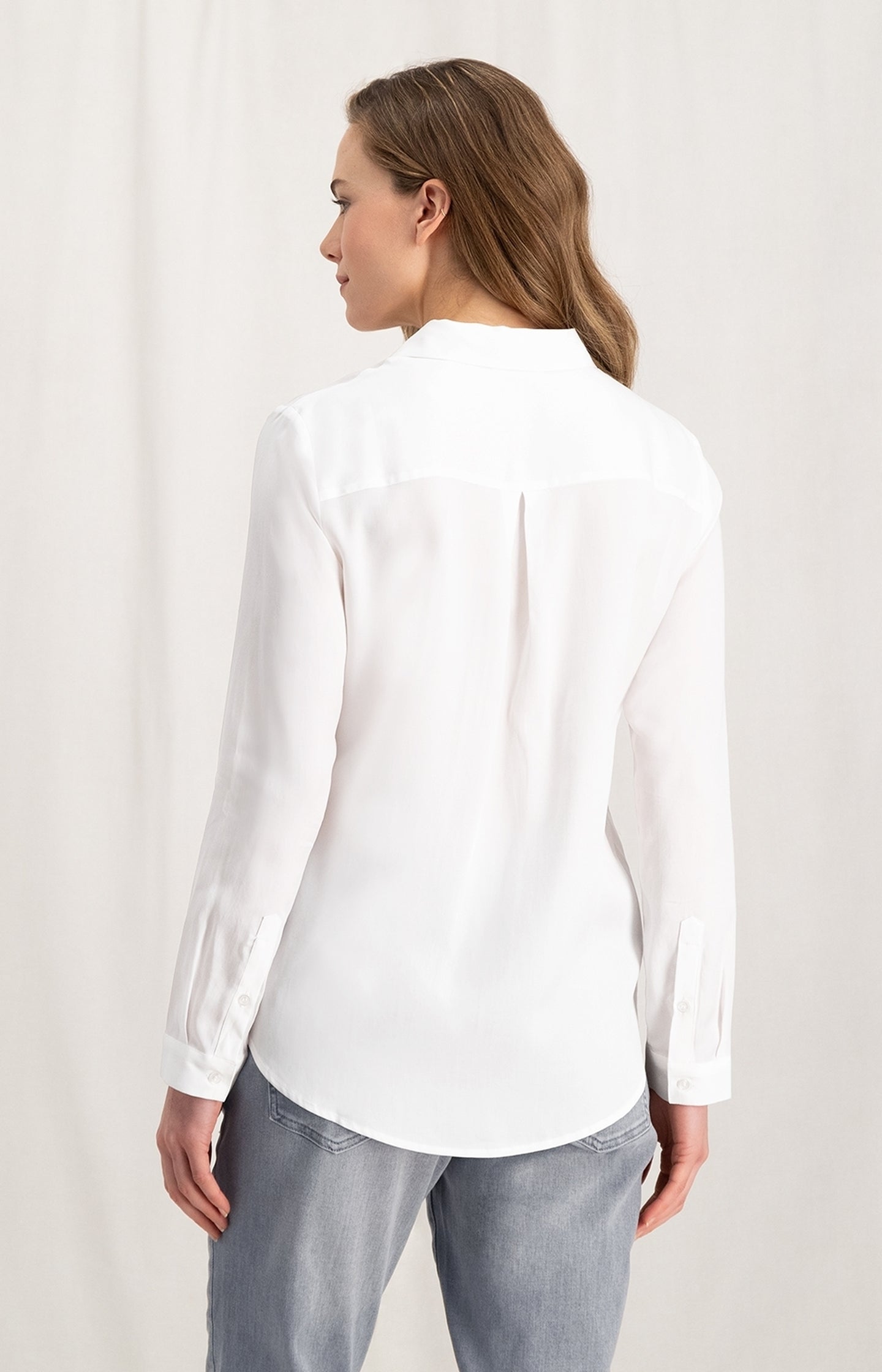 Soft poplin blouse with long sleeves, collar and buttons - Type: lookbook