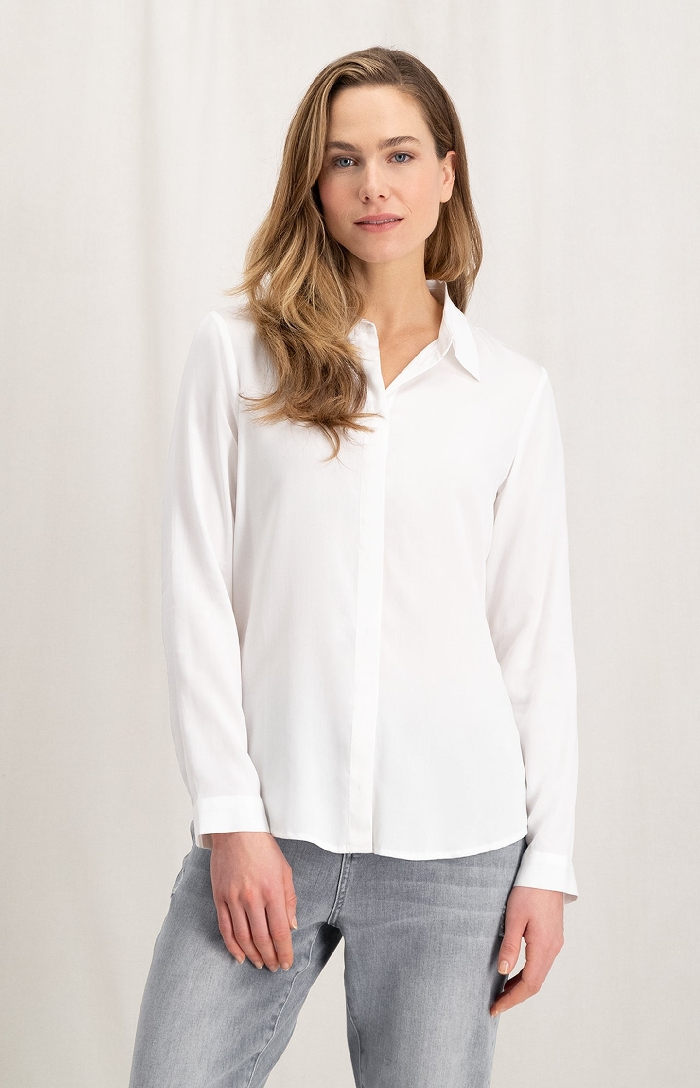 Soft poplin blouse with long sleeves, collar and buttons