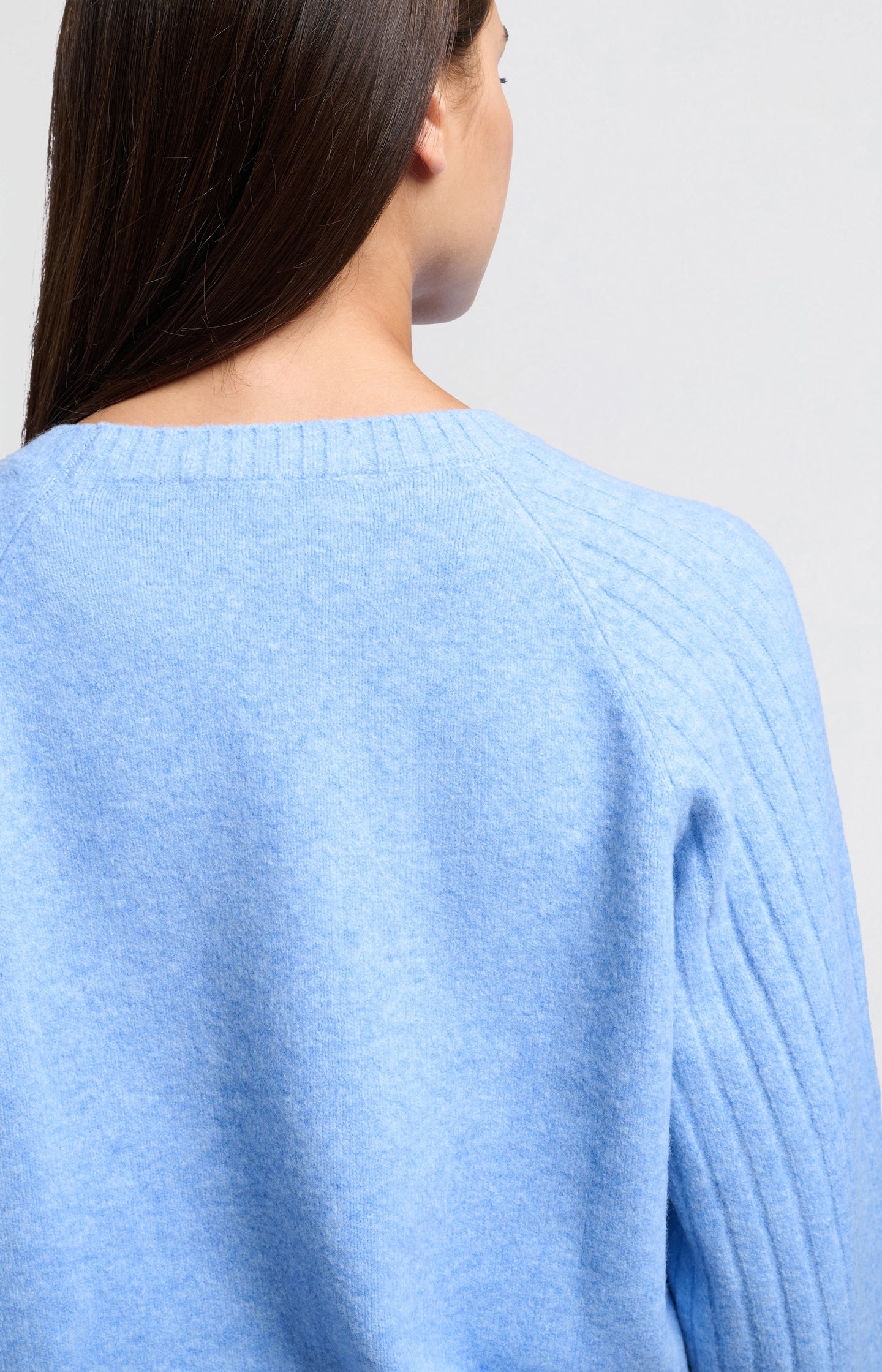 Soft ribbed sweater with round neck and long sleeves