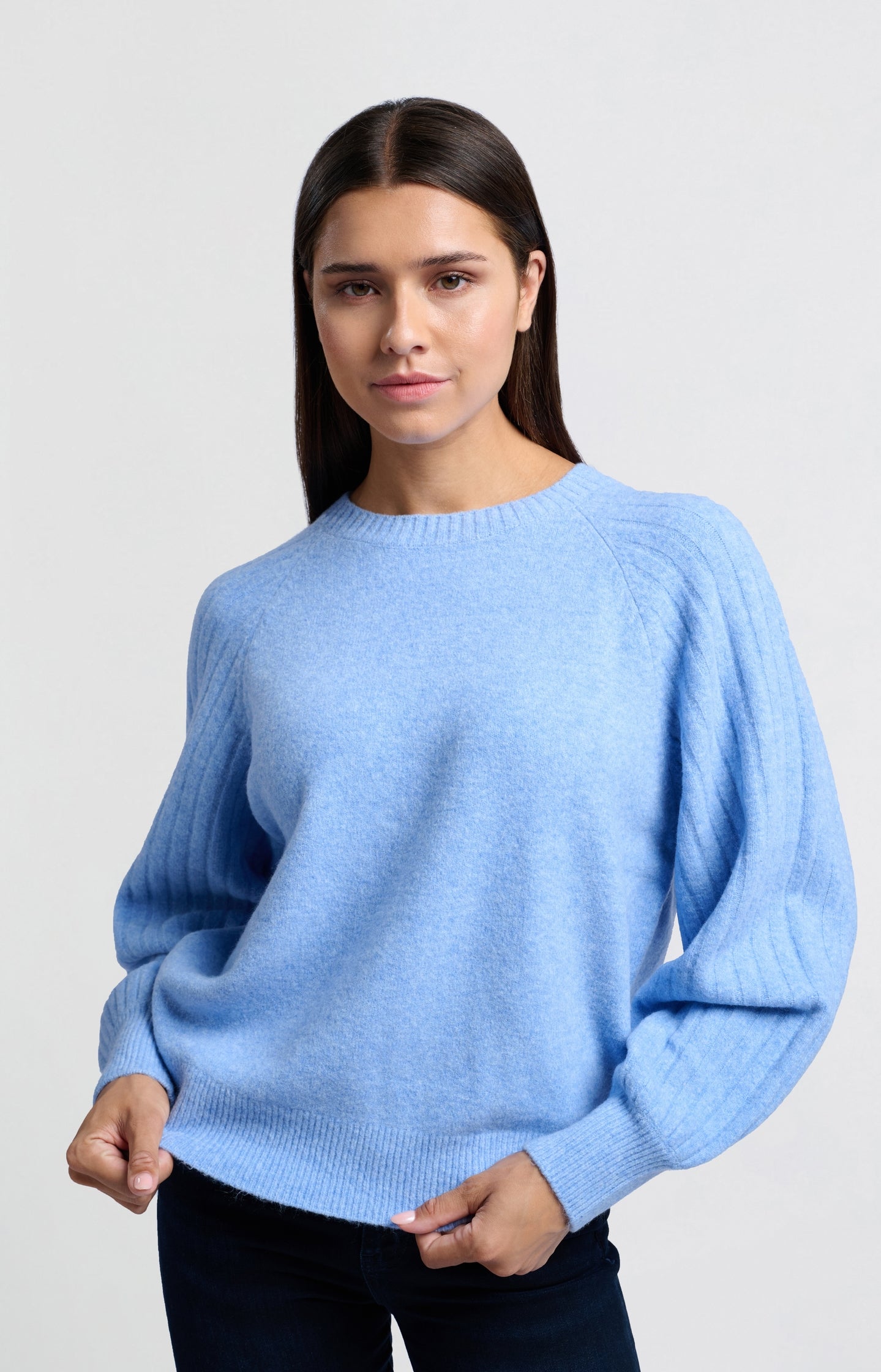 Soft ribbed sweater with round neck and long sleeves