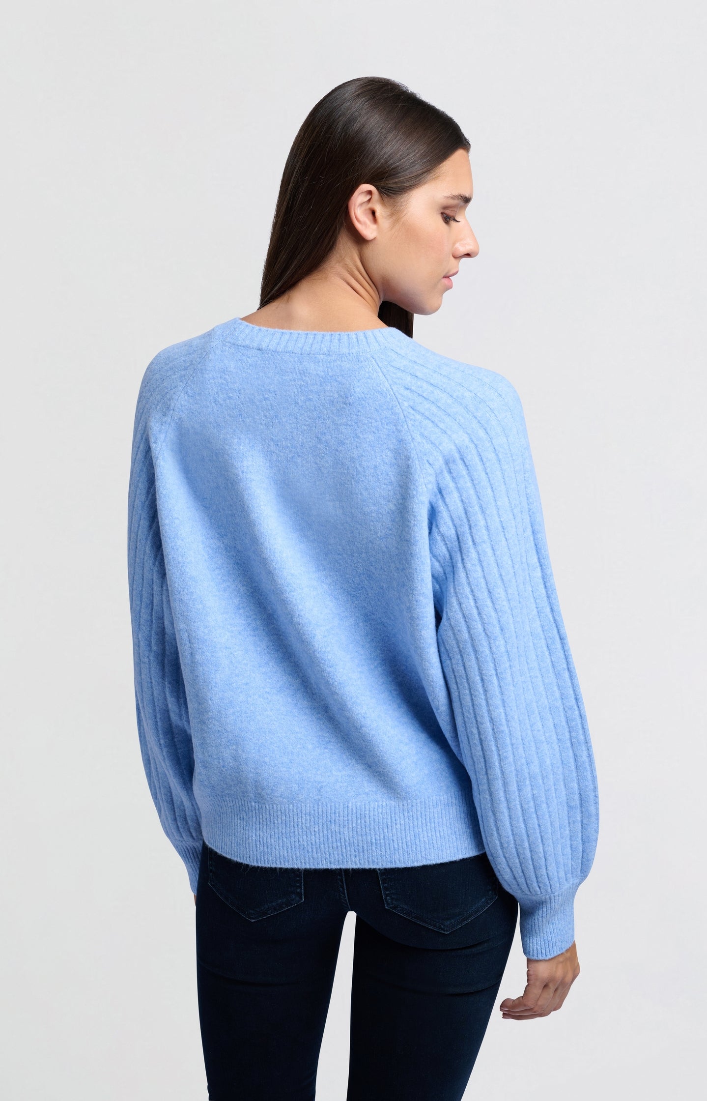 Soft ribbed sweater with round neck and long sleeves