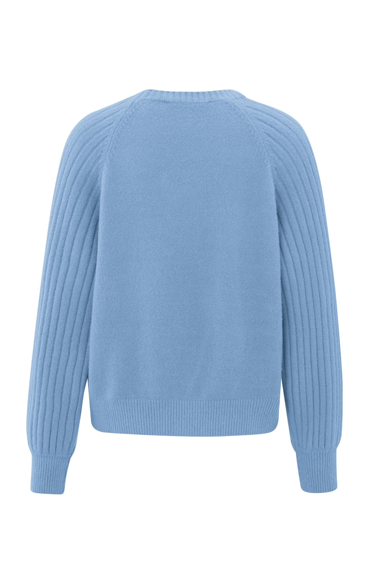 Soft ribbed sweater with round neck and long sleeves