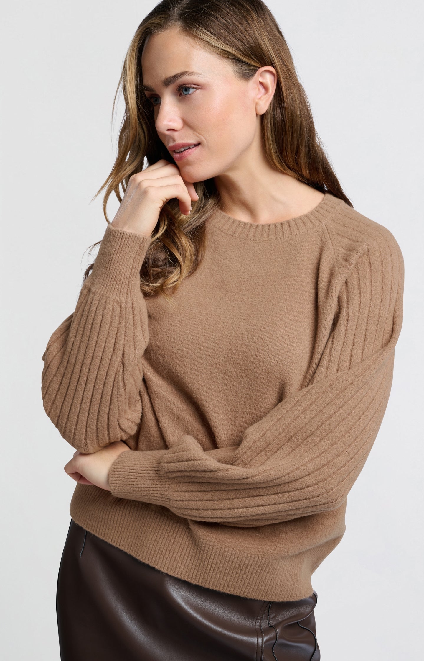 Soft ribbed sweater with round neck and long sleeves