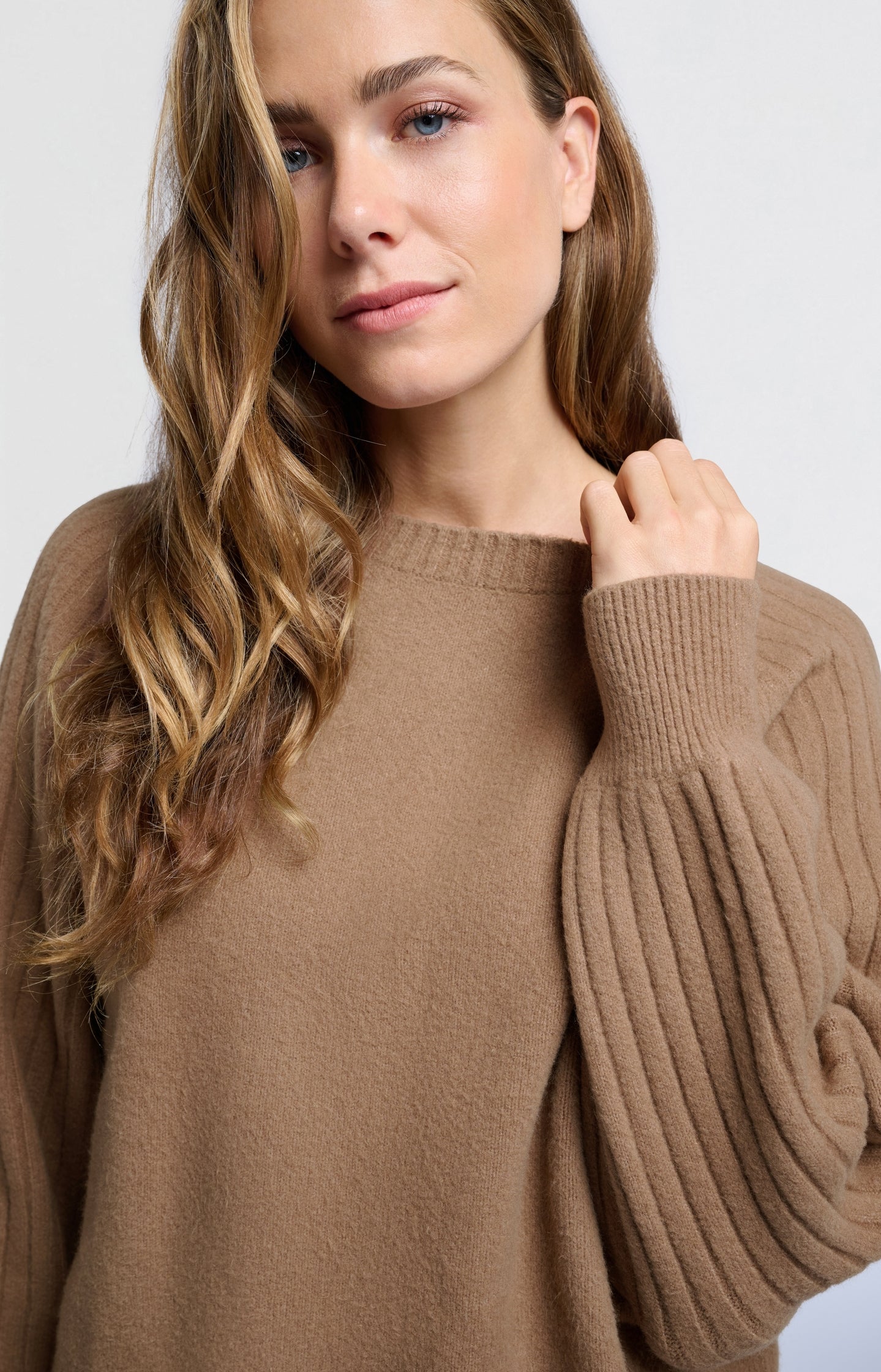 Soft ribbed sweater with round neck and long sleeves