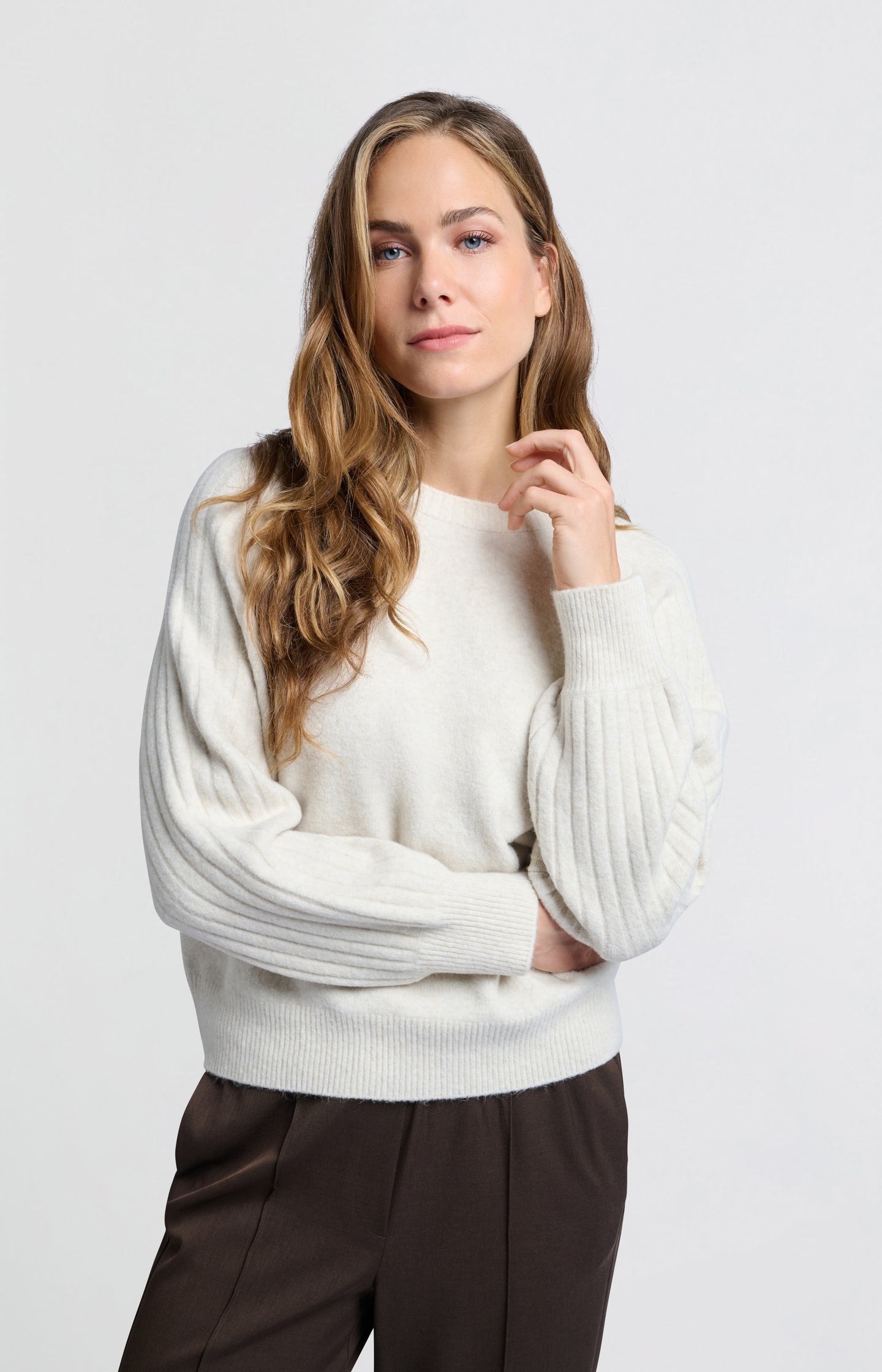 Soft ribbed sweater with round neck and long sleeves