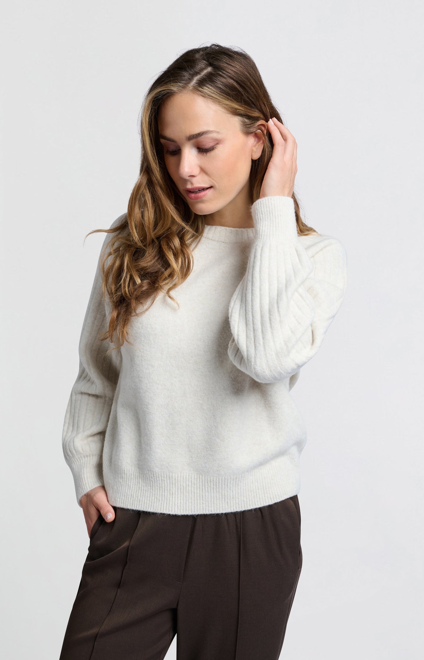 Soft ribbed sweater with round neck and long sleeves