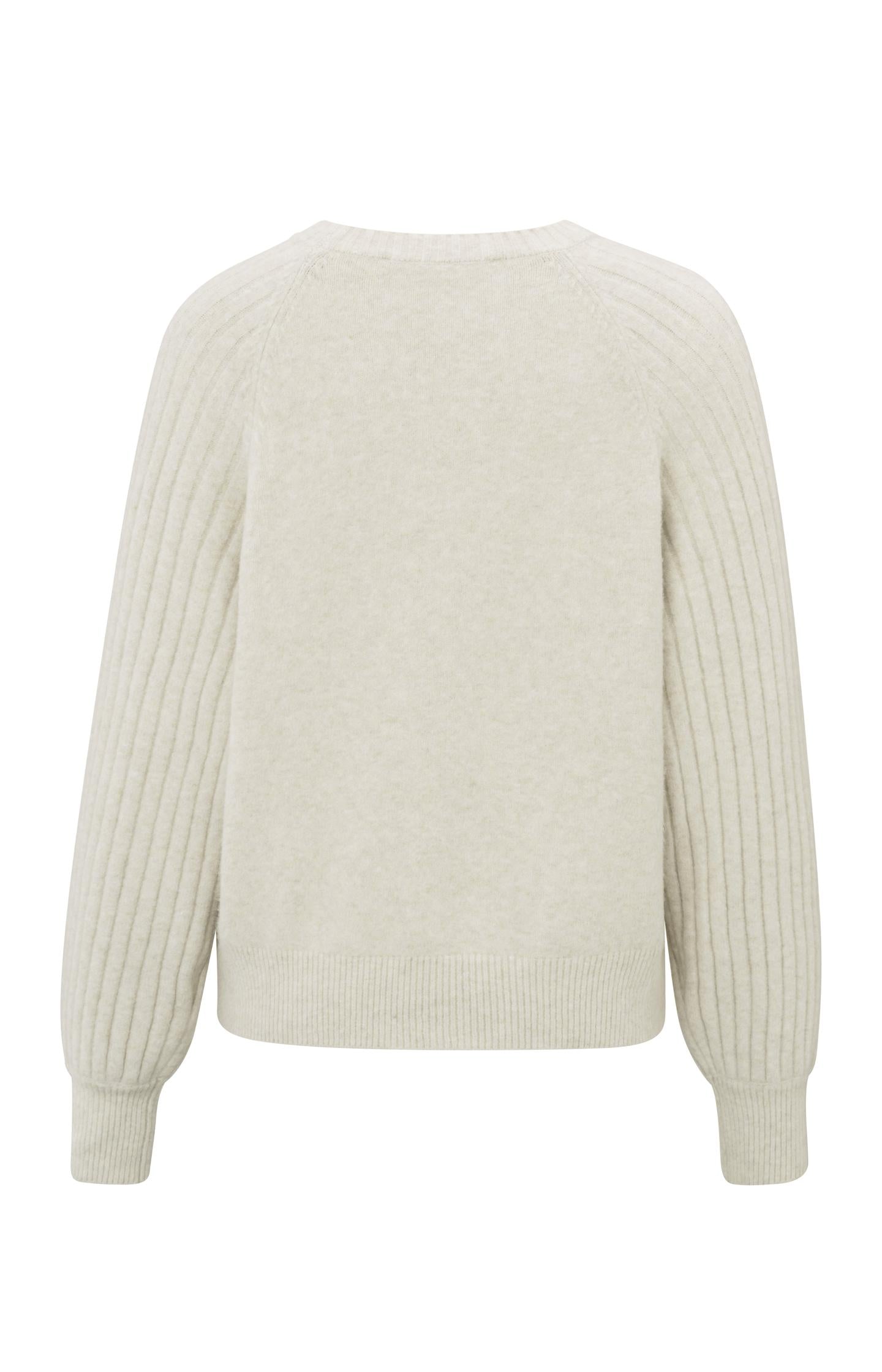 Soft ribbed sweater with round neck and long sleeves