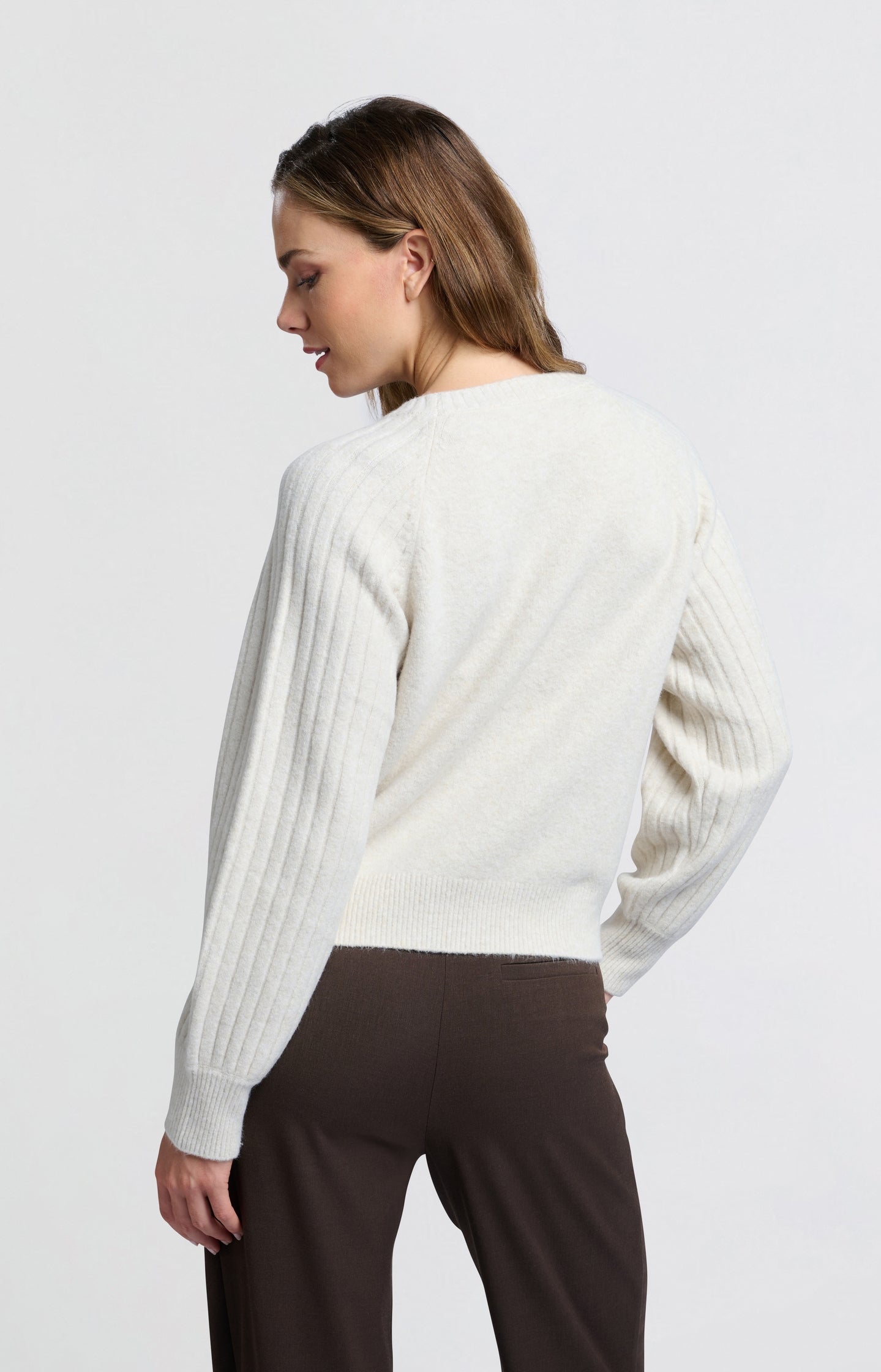 Soft ribbed sweater with round neck and long sleeves