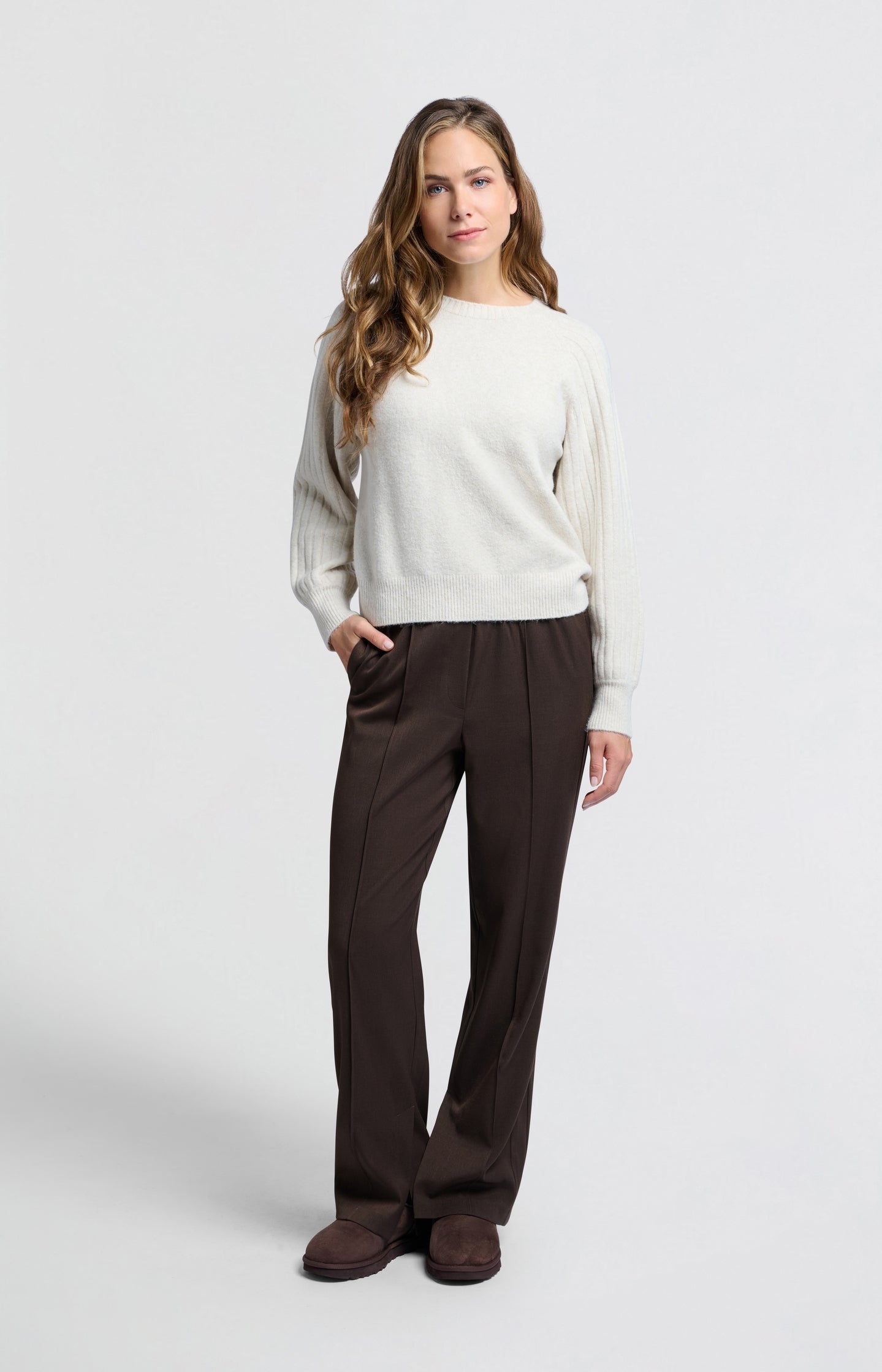 Soft ribbed sweater with round neck and long sleeves