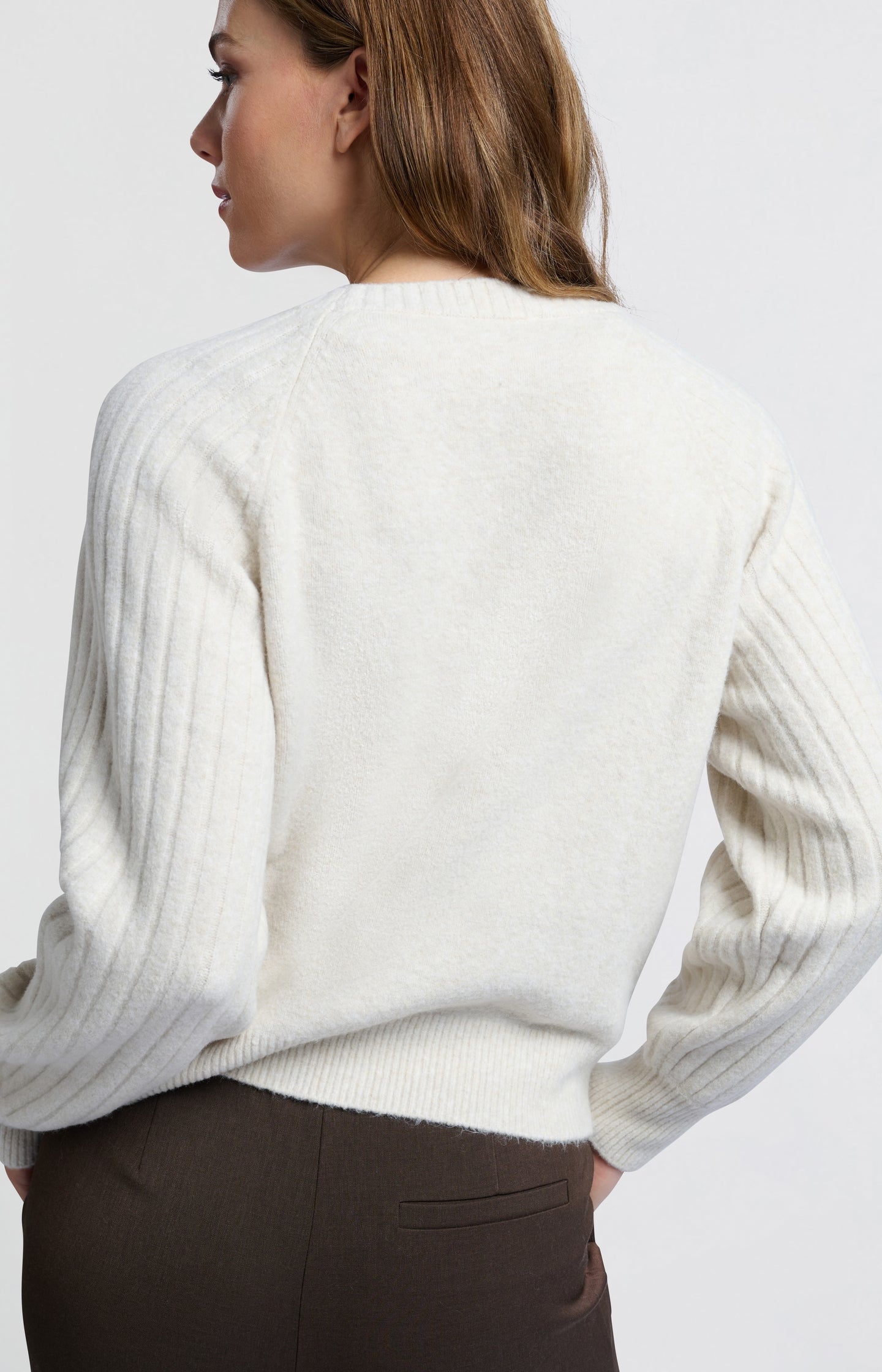 Soft ribbed sweater with round neck and long sleeves