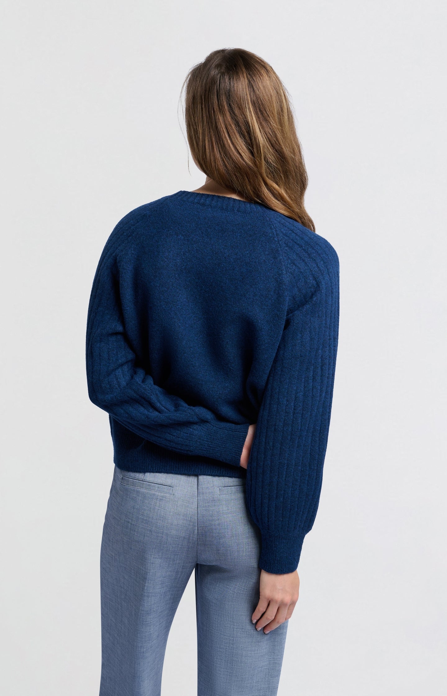 Soft ribbed sweater with round neck and long sleeves