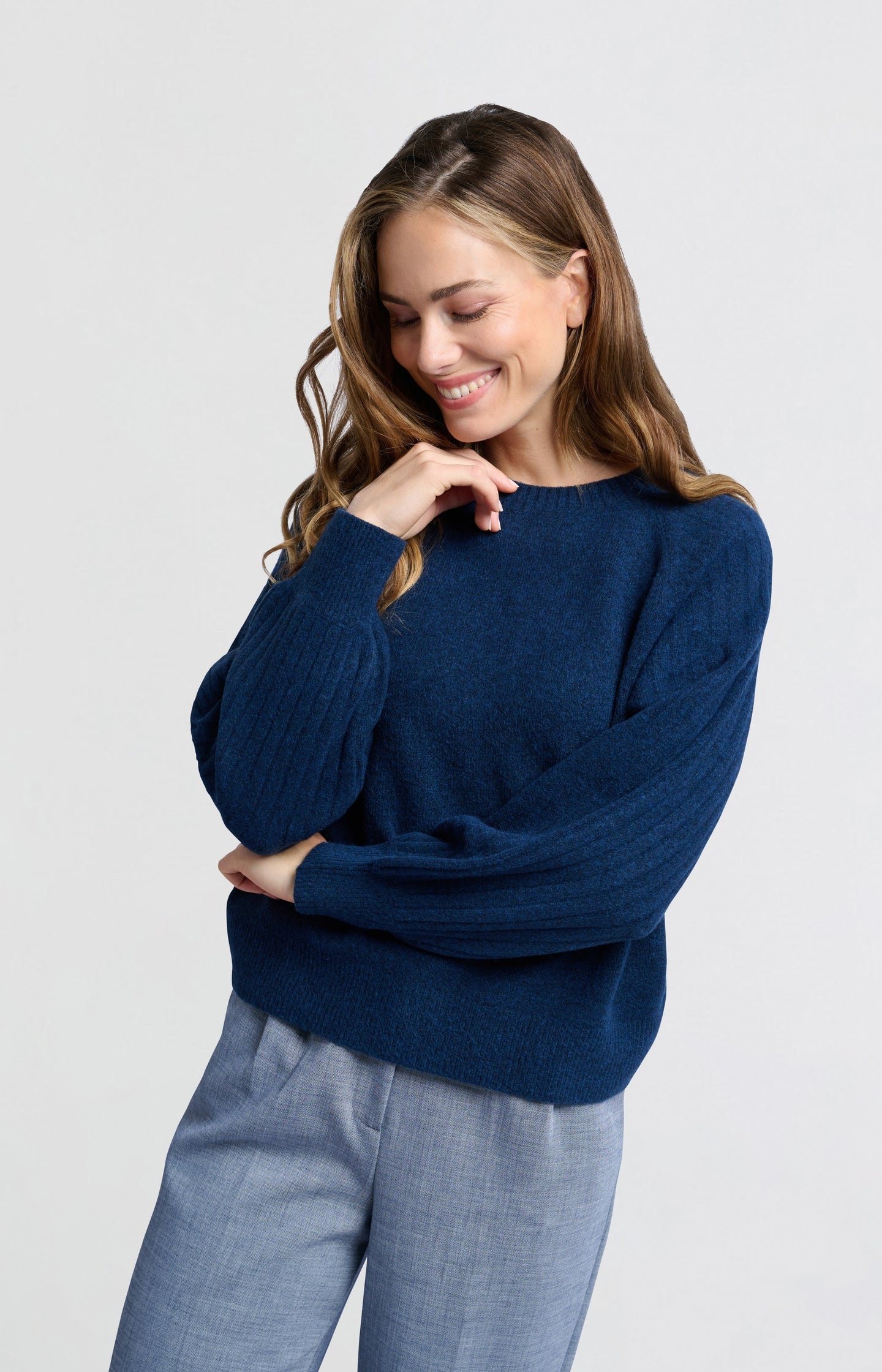 Soft ribbed sweater with round neck and long sleeves