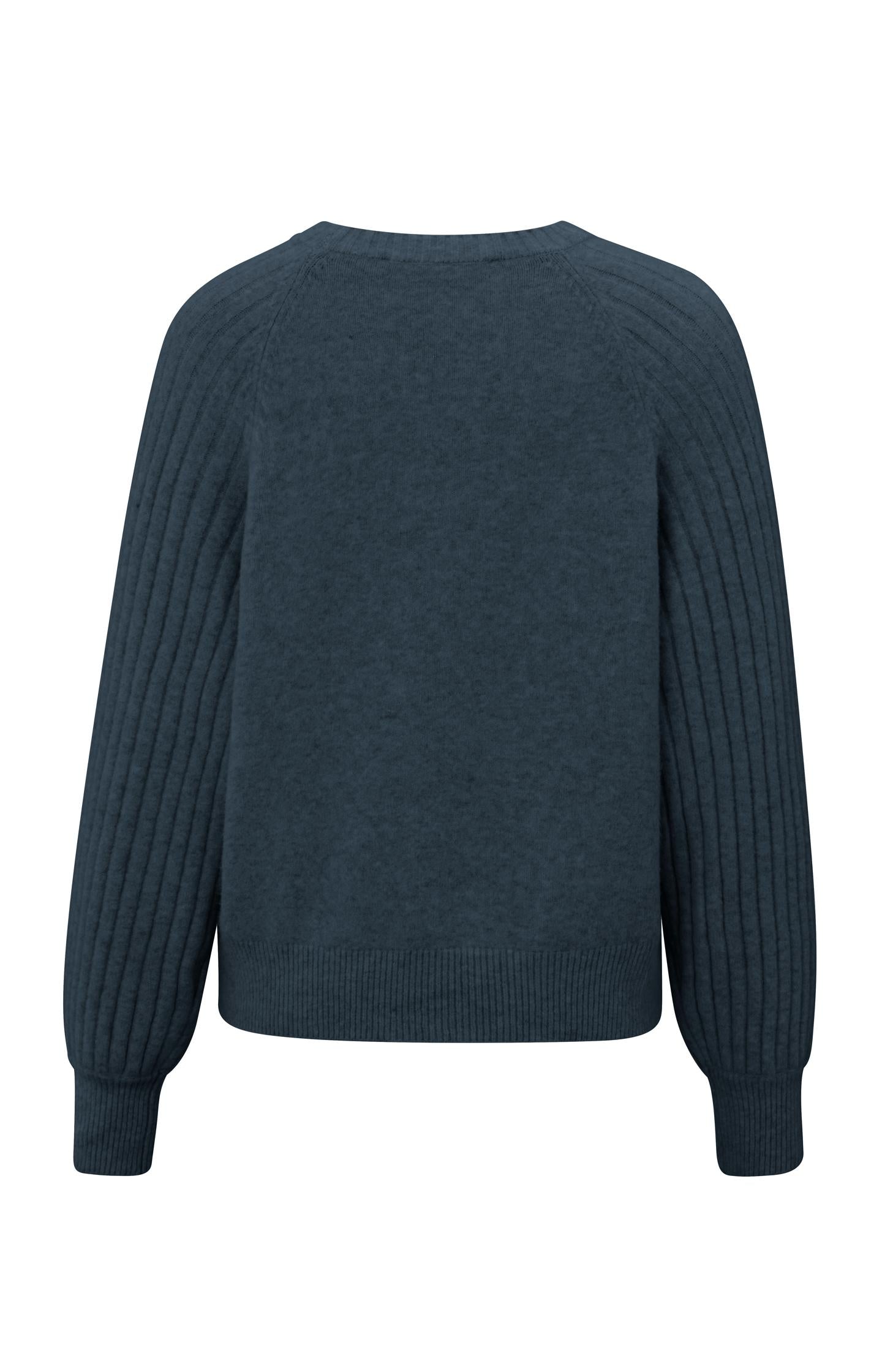 Soft ribbed sweater with round neck and long sleeves