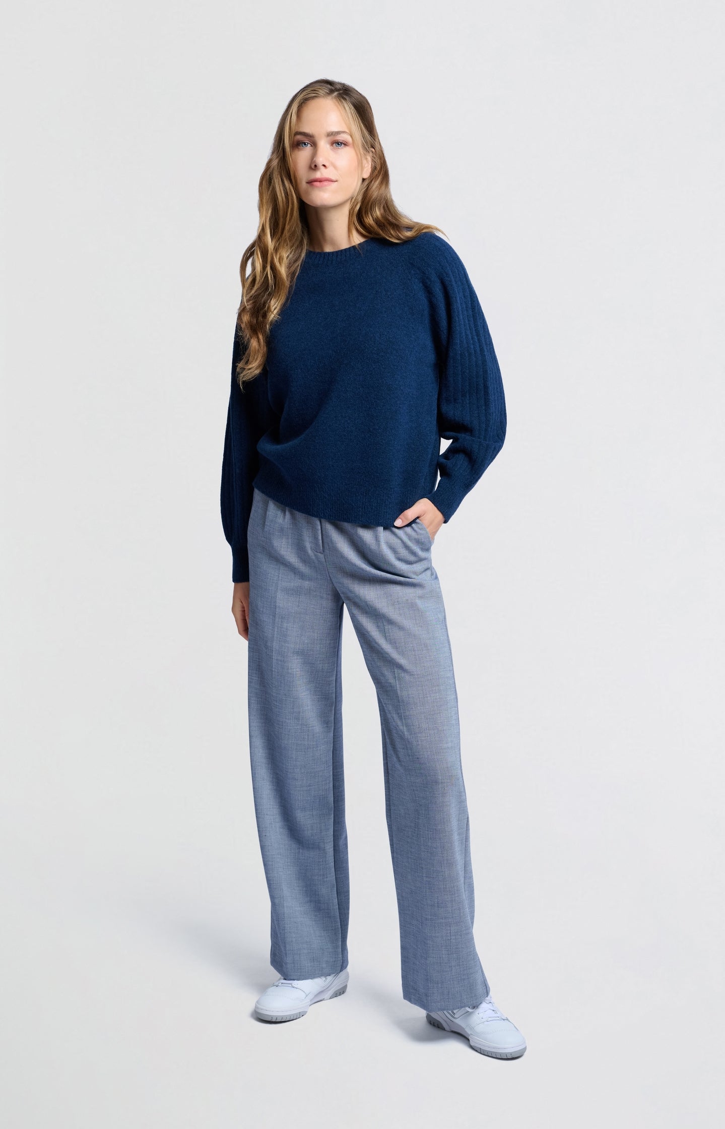 Soft ribbed sweater with round neck and long sleeves