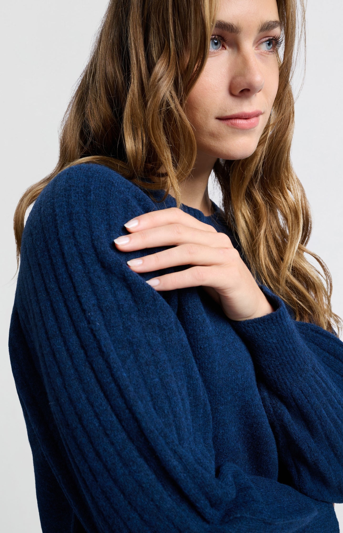 Soft ribbed sweater with round neck and long sleeves - Type: lookbook