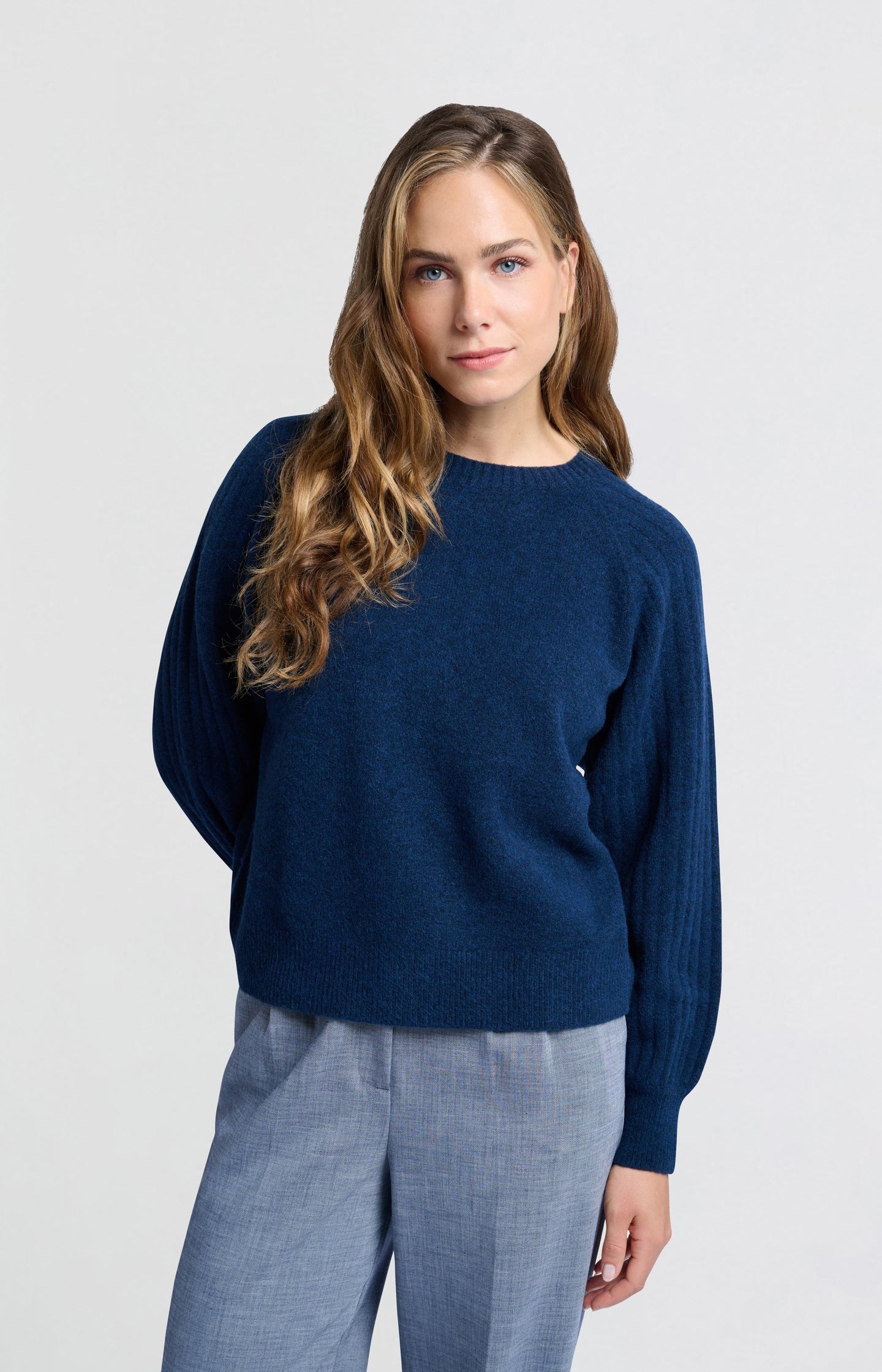 Soft ribbed sweater with round neck and long sleeves