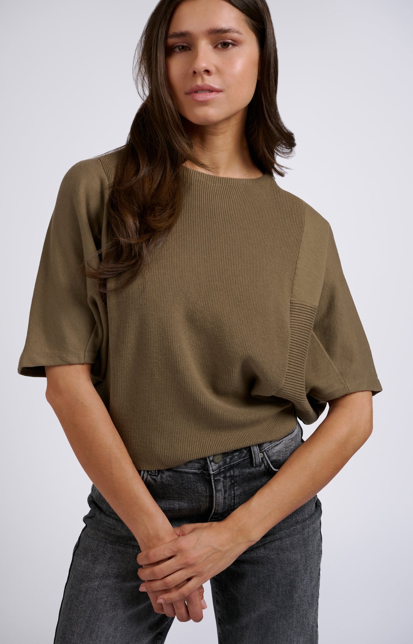 Soft round neck sweater with short sleeves and rib details