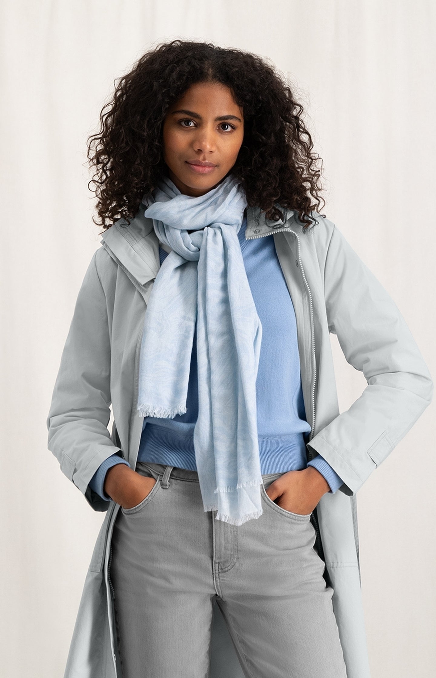 Soft scarf with marble print and frayed edges - Type: lookbook