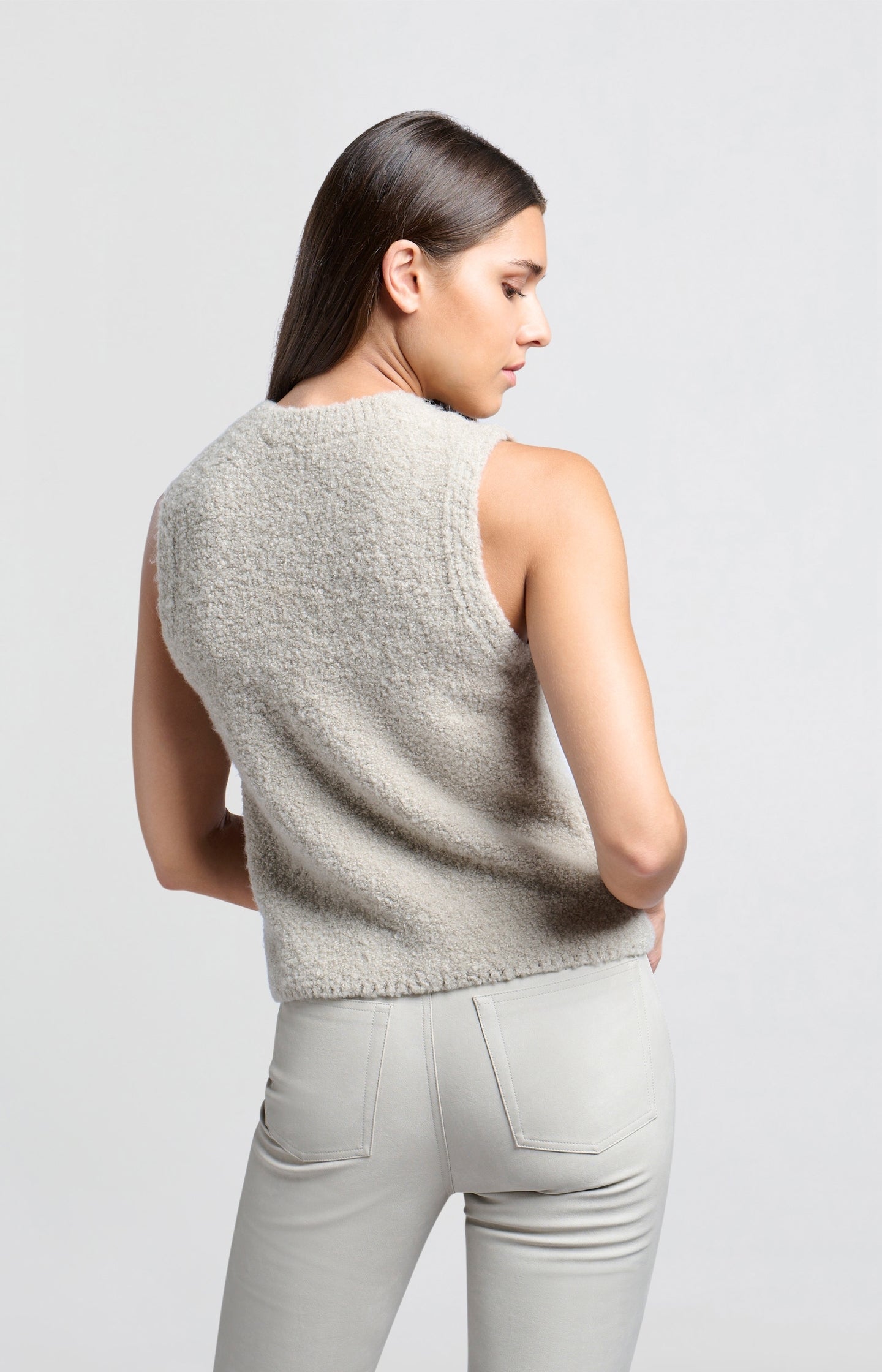 Soft sleeveless sweater with round neck and unique texture - Type: lookbook