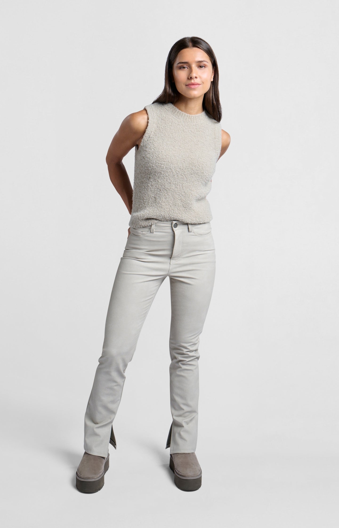 Soft sleeveless sweater with round neck and unique texture