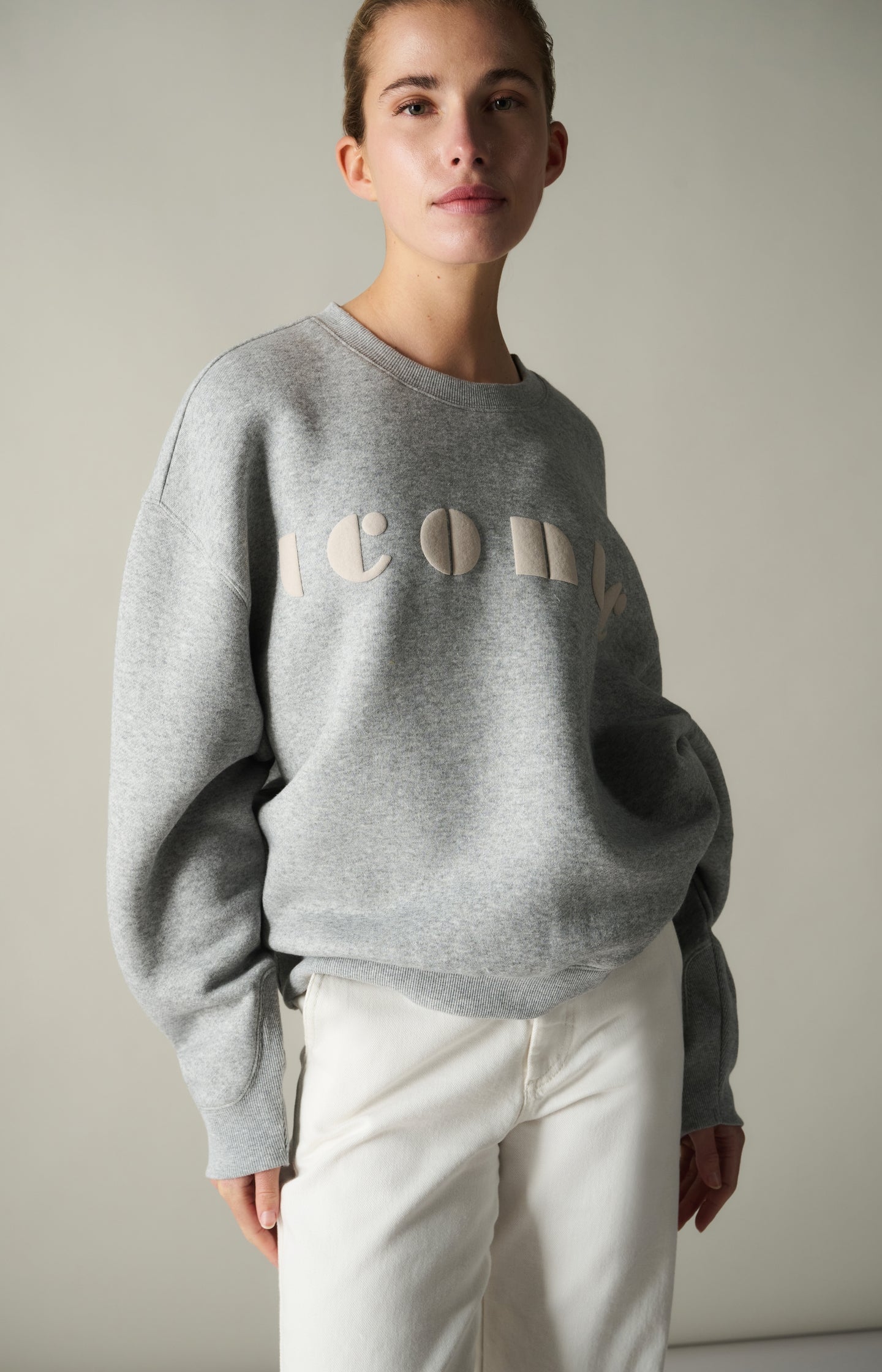 Soft sweater with chest artwork 'iconic'