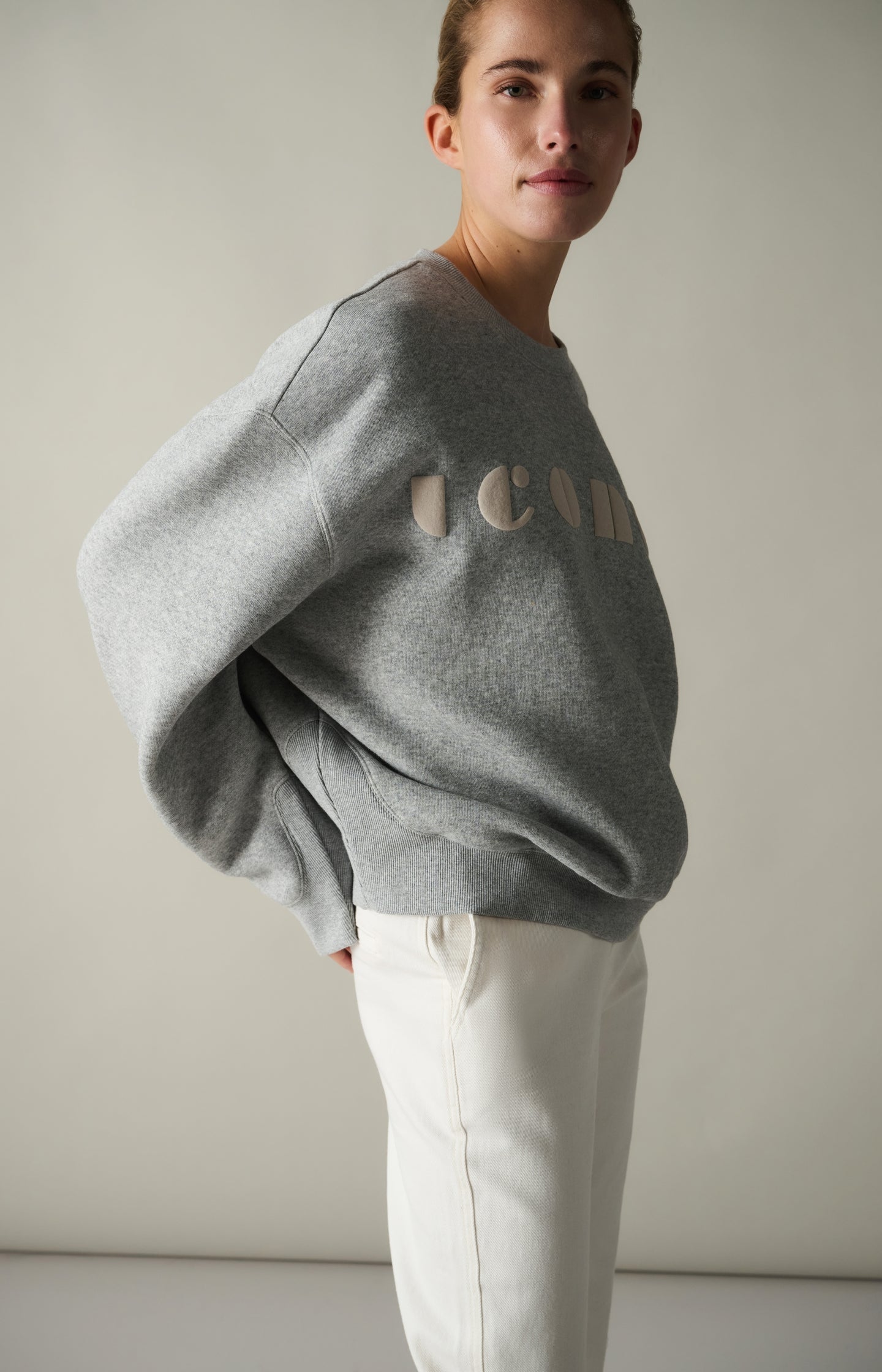Soft sweater with chest artwork 'iconic'