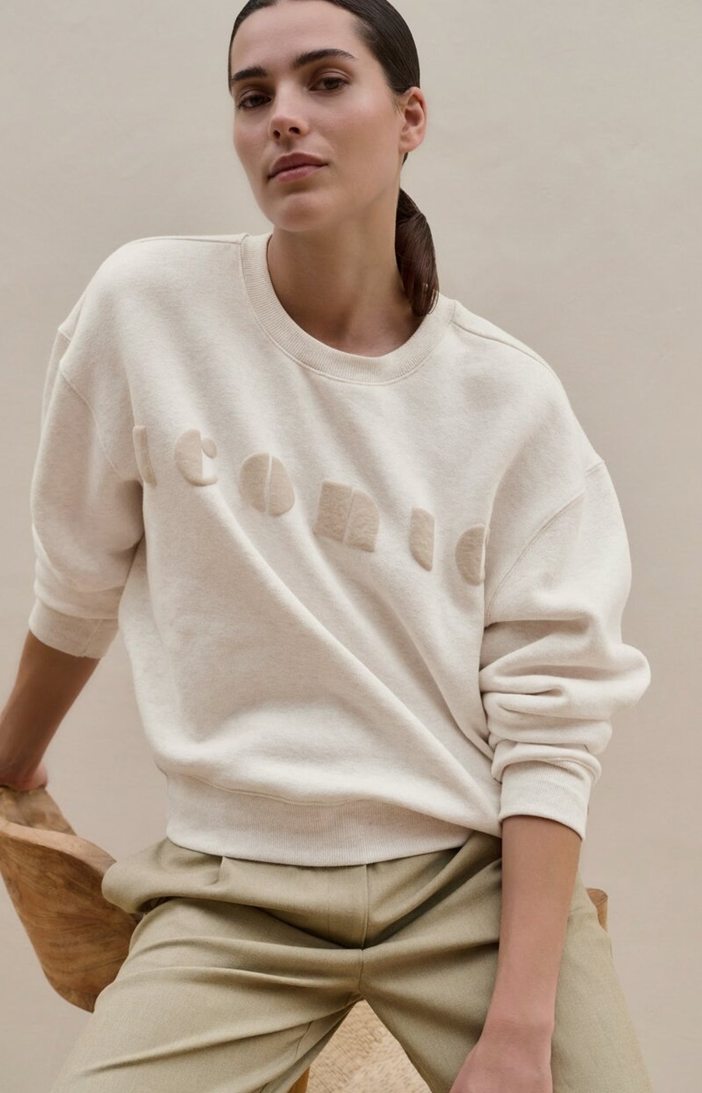 Soft sweater with chest artwork 'iconic'