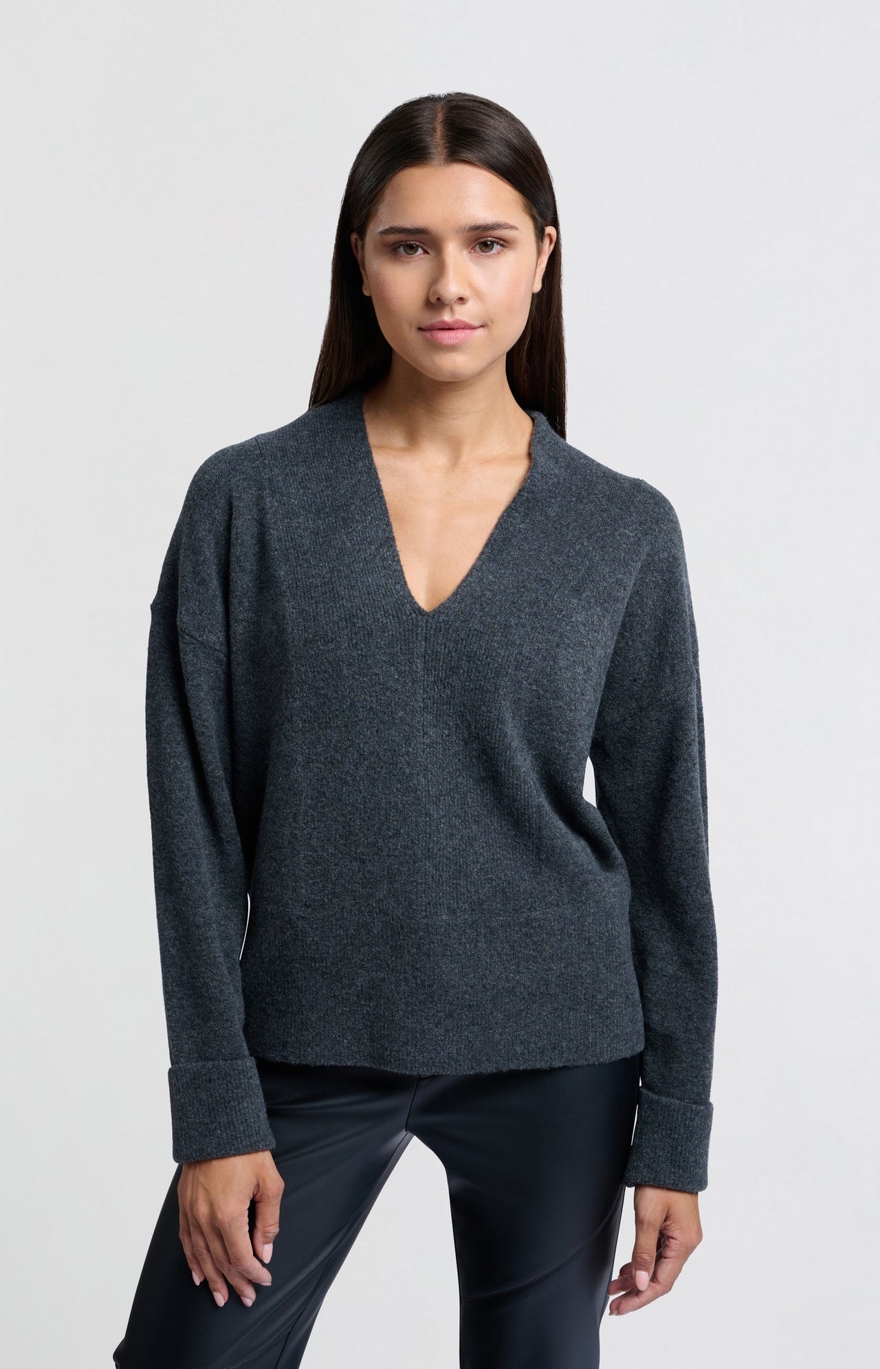 Soft sweater with deep V-neck and subtle rib details - Type: lookbook